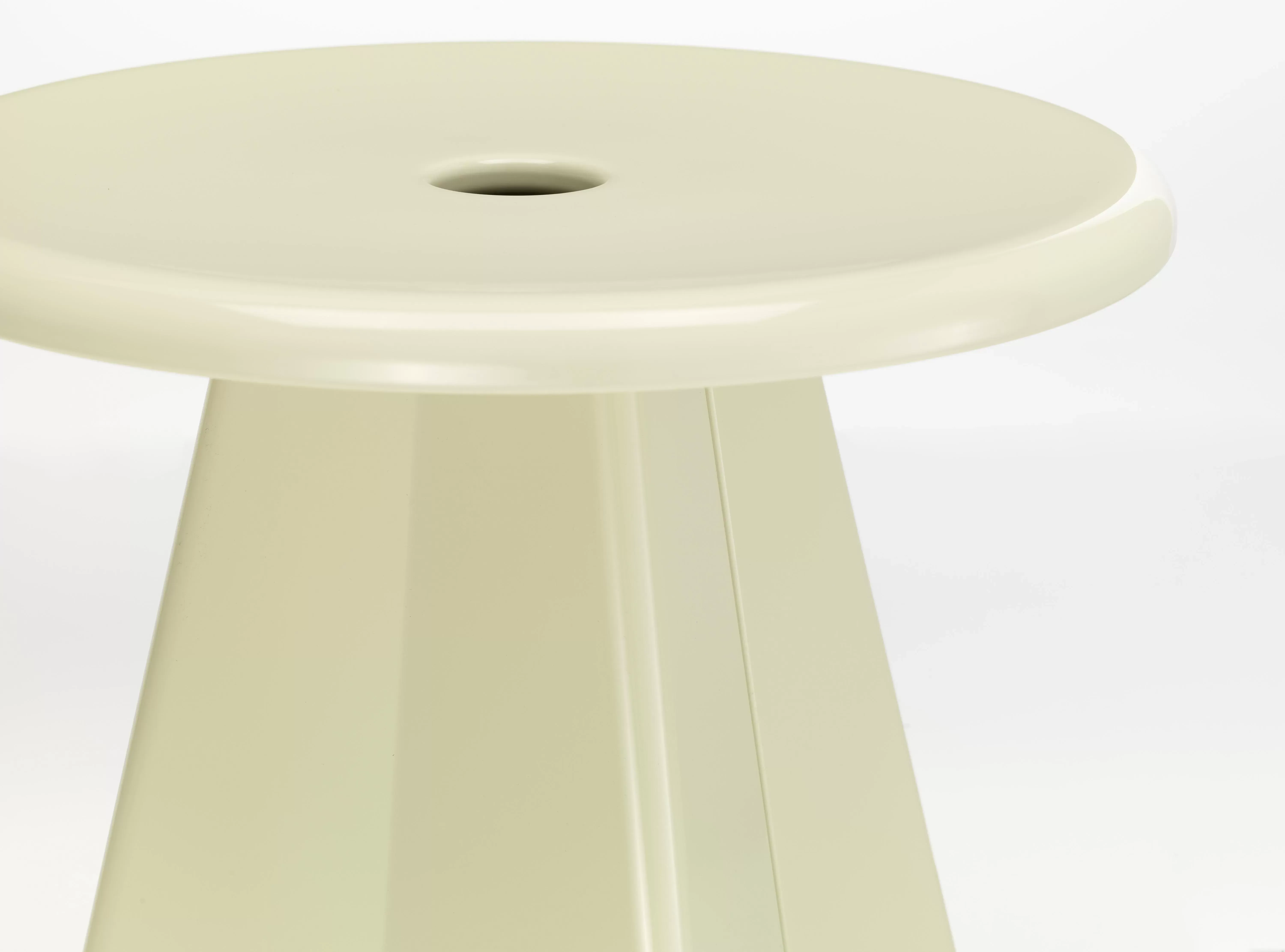 Illustration numéro 2 du produit Vitra Tabouret Métallique - Prouvé Blanc Colombe (écru)