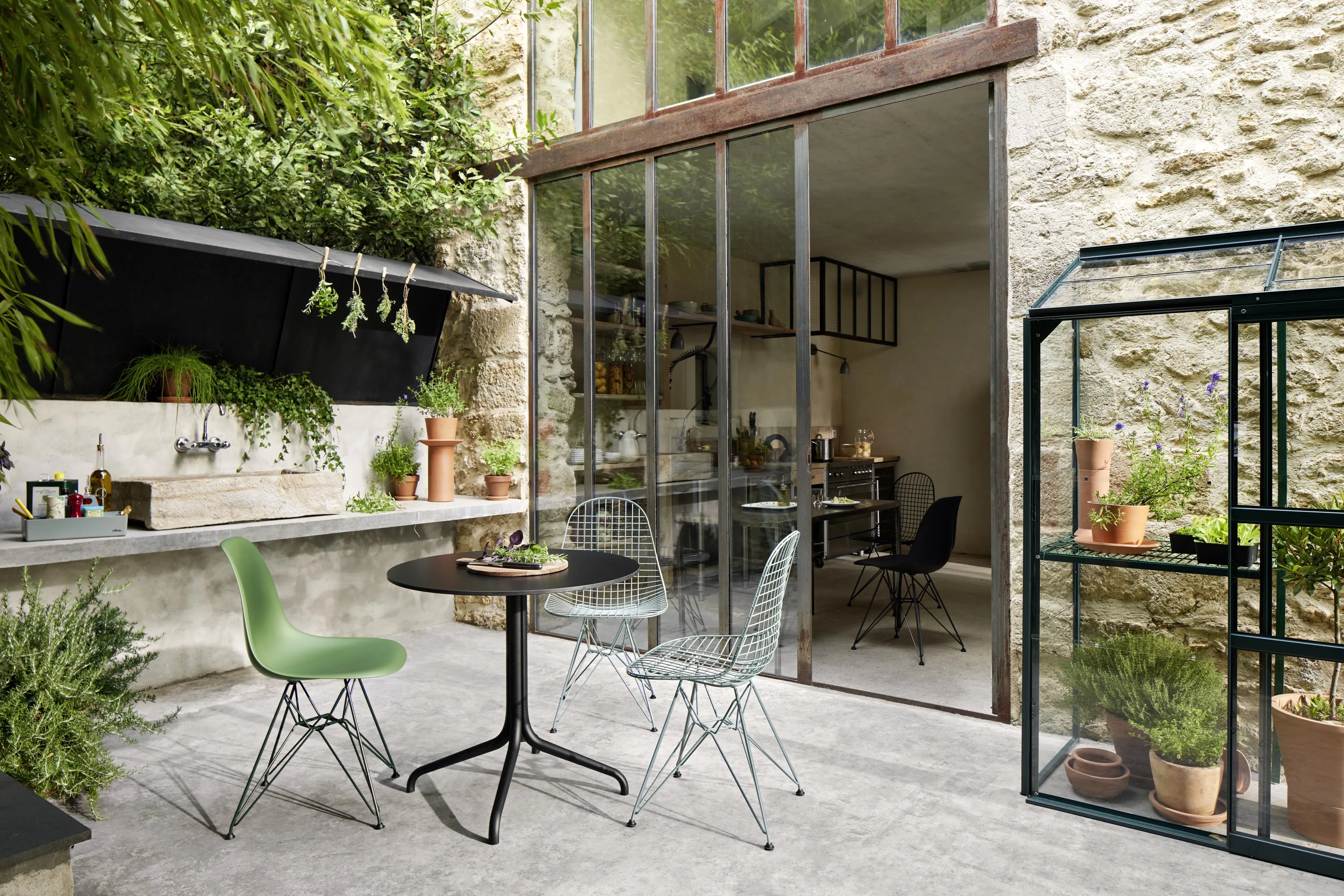 Illustration numéro 2 du produit Vitra Chaise Wire Chair DKR Colours - bleu ciel