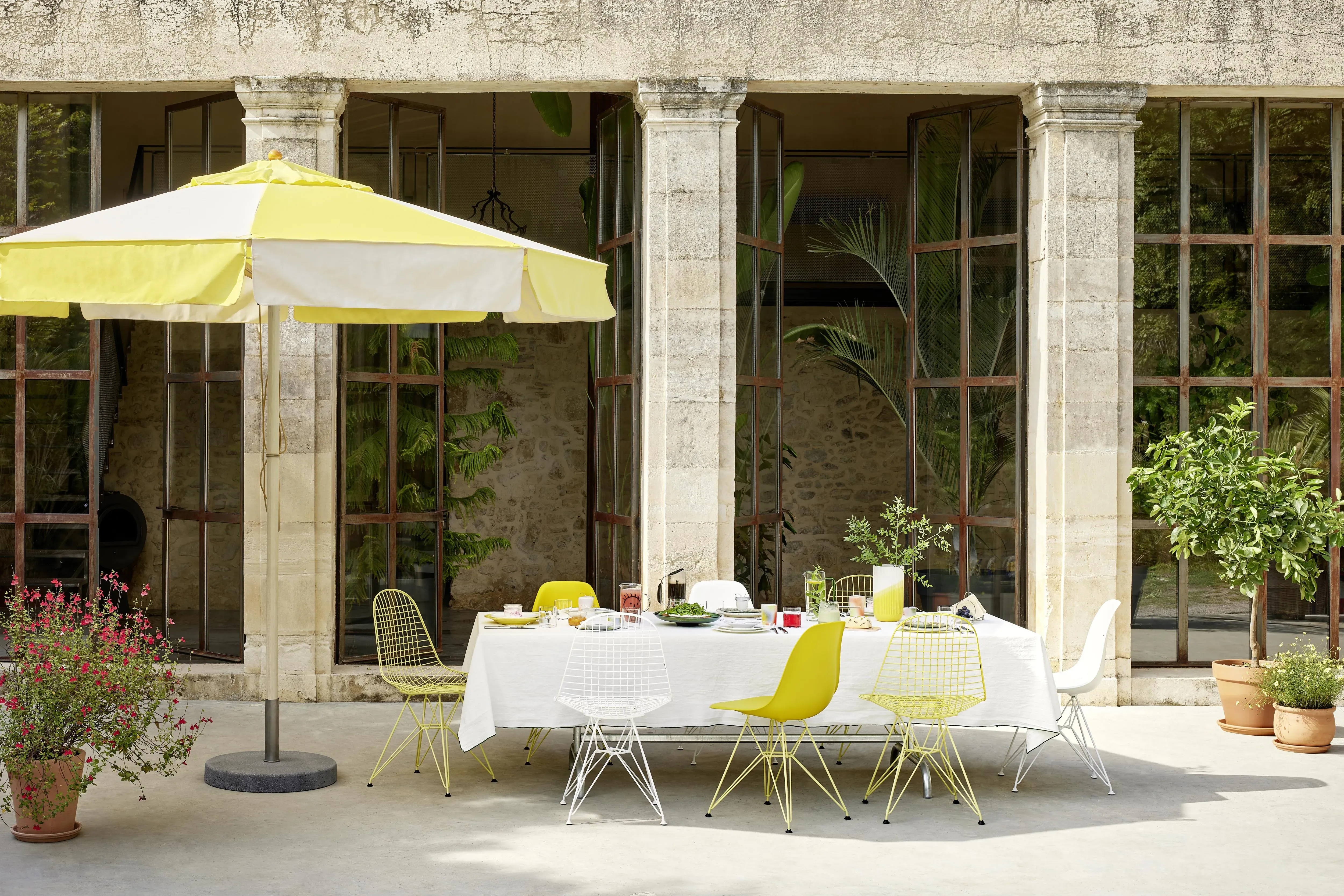 Illustration numéro 2 du produit Vitra Chaise DSR Colours Eames Plastic - moutarde RE - patins pour tapis de sol