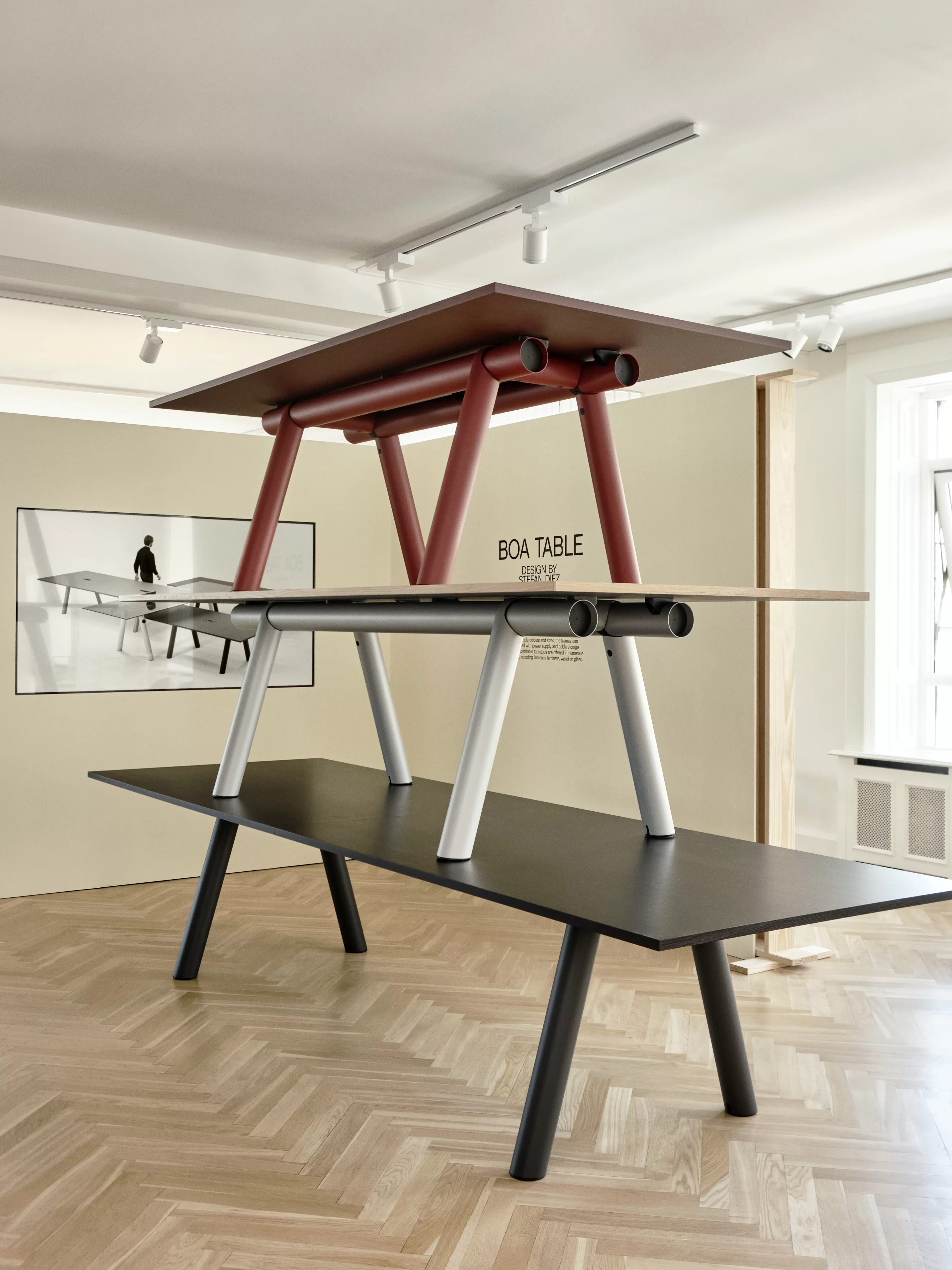 Illustration numéro 2 du produit HAY Table Boa Noyer