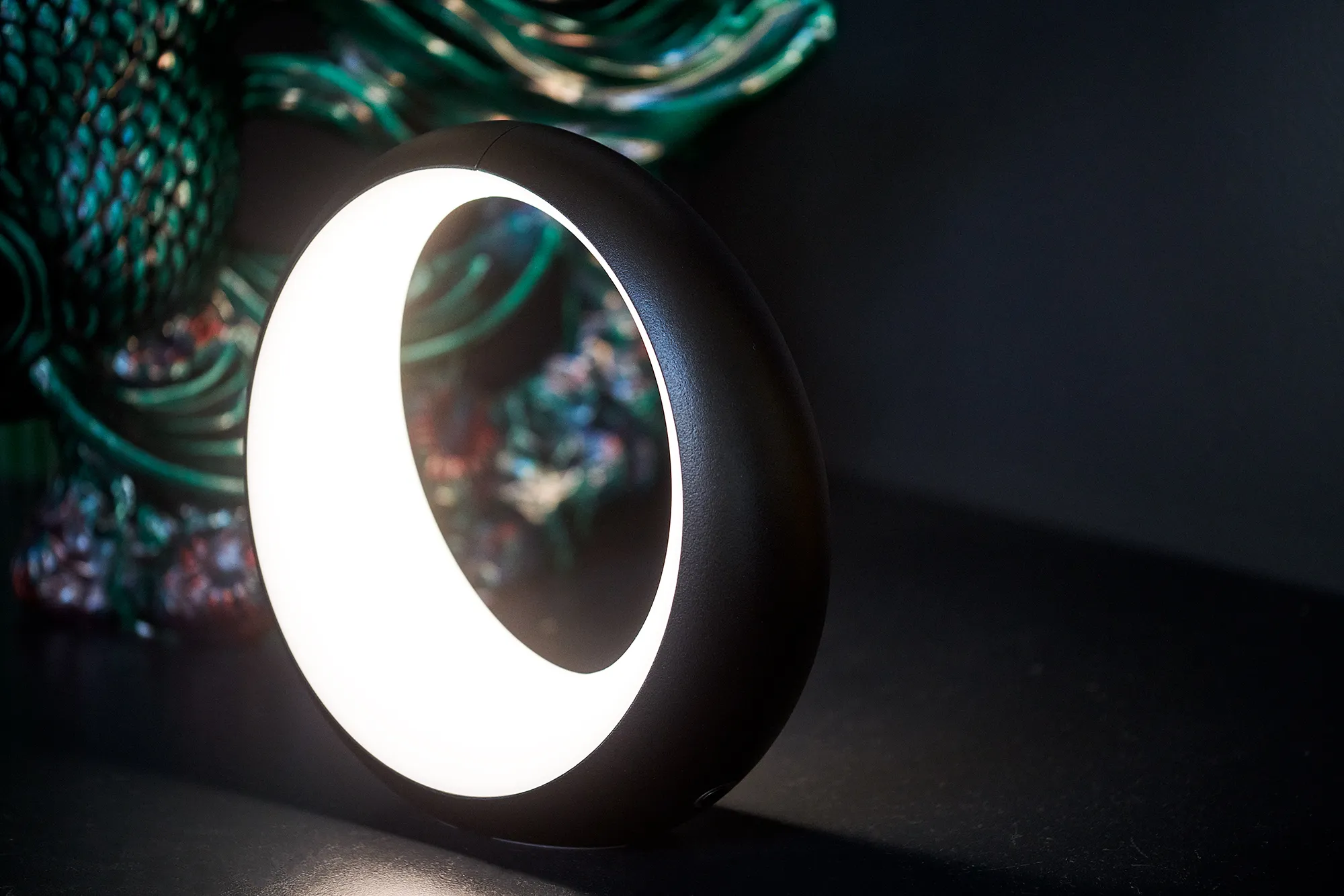 Illustration numéro 2 du produit Fermob Lampe à batterie Hoopik - 20 ocre rouge