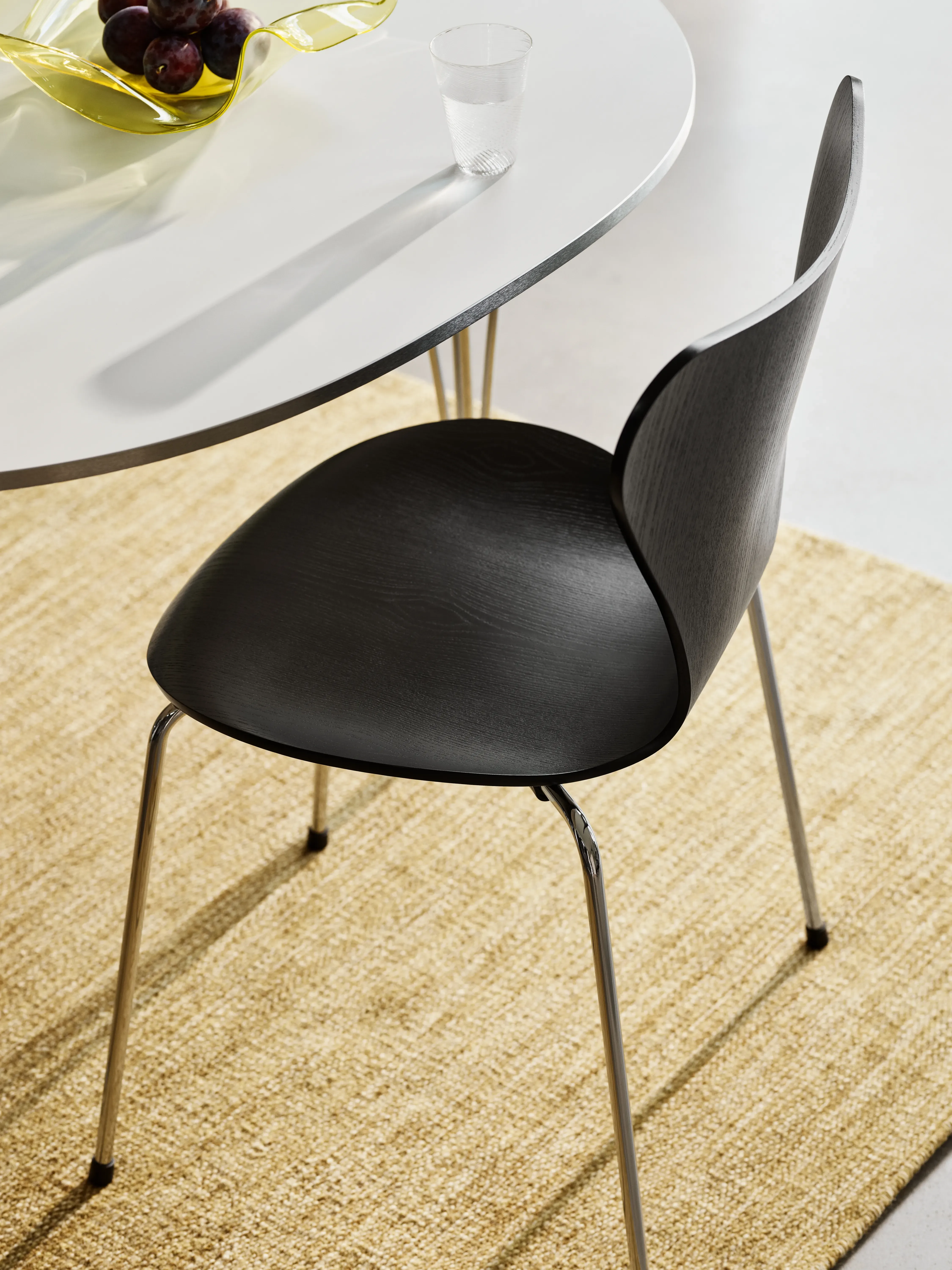 Illustration numéro 2 du produit Fritz Hansen Série 7 Chaise 3107 - placage teinté - chromé - Frêne noir