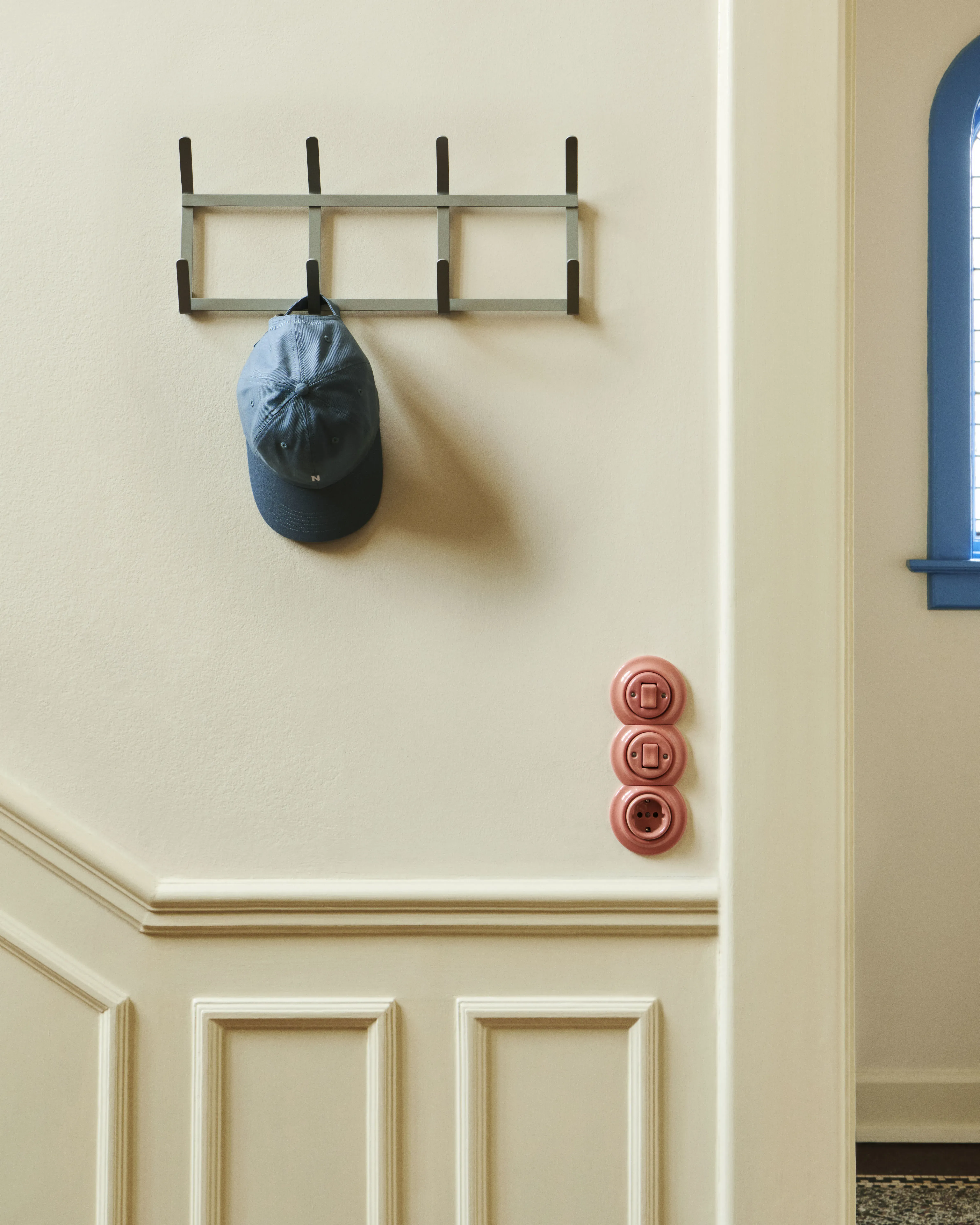 Illustration numéro 2 du produit HAY Portemanteau Tape - petit - metallic grey