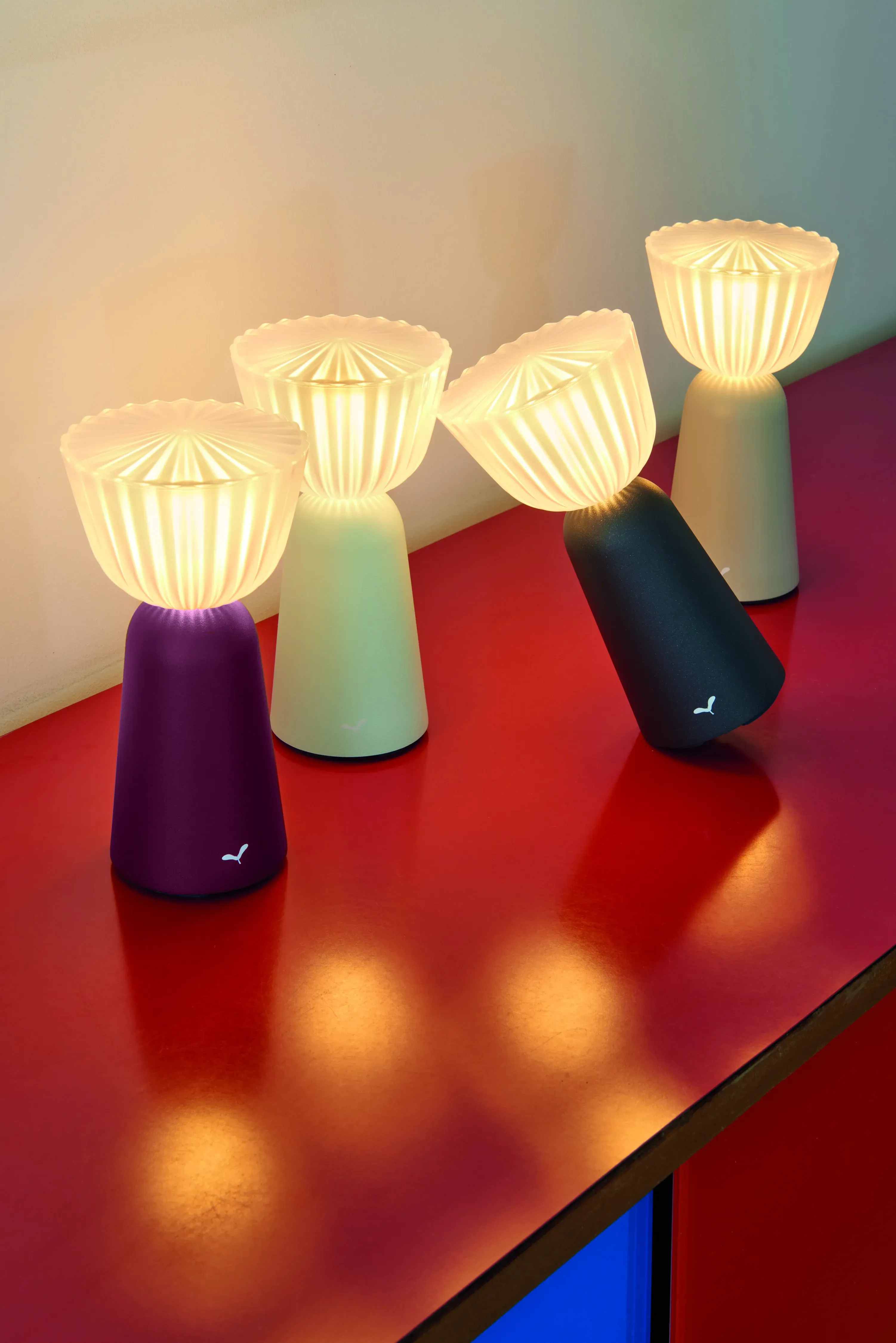 Illustration numéro 2 du produit Fermob Lampe à batterie Swiing - A5 gris argile