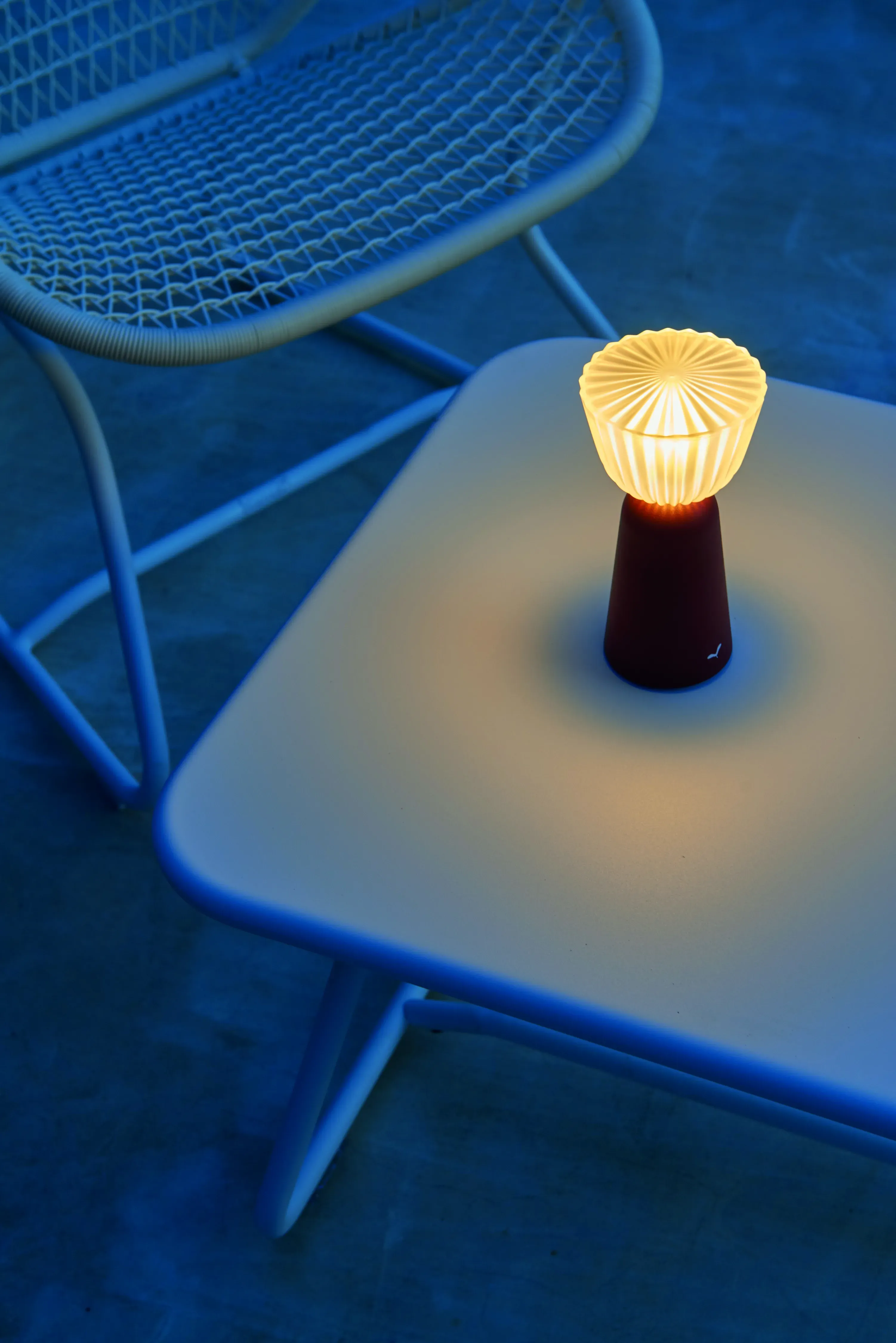 Illustration numéro 2 du produit Fermob Lampe à batterie Swiing - B9 cerise noire