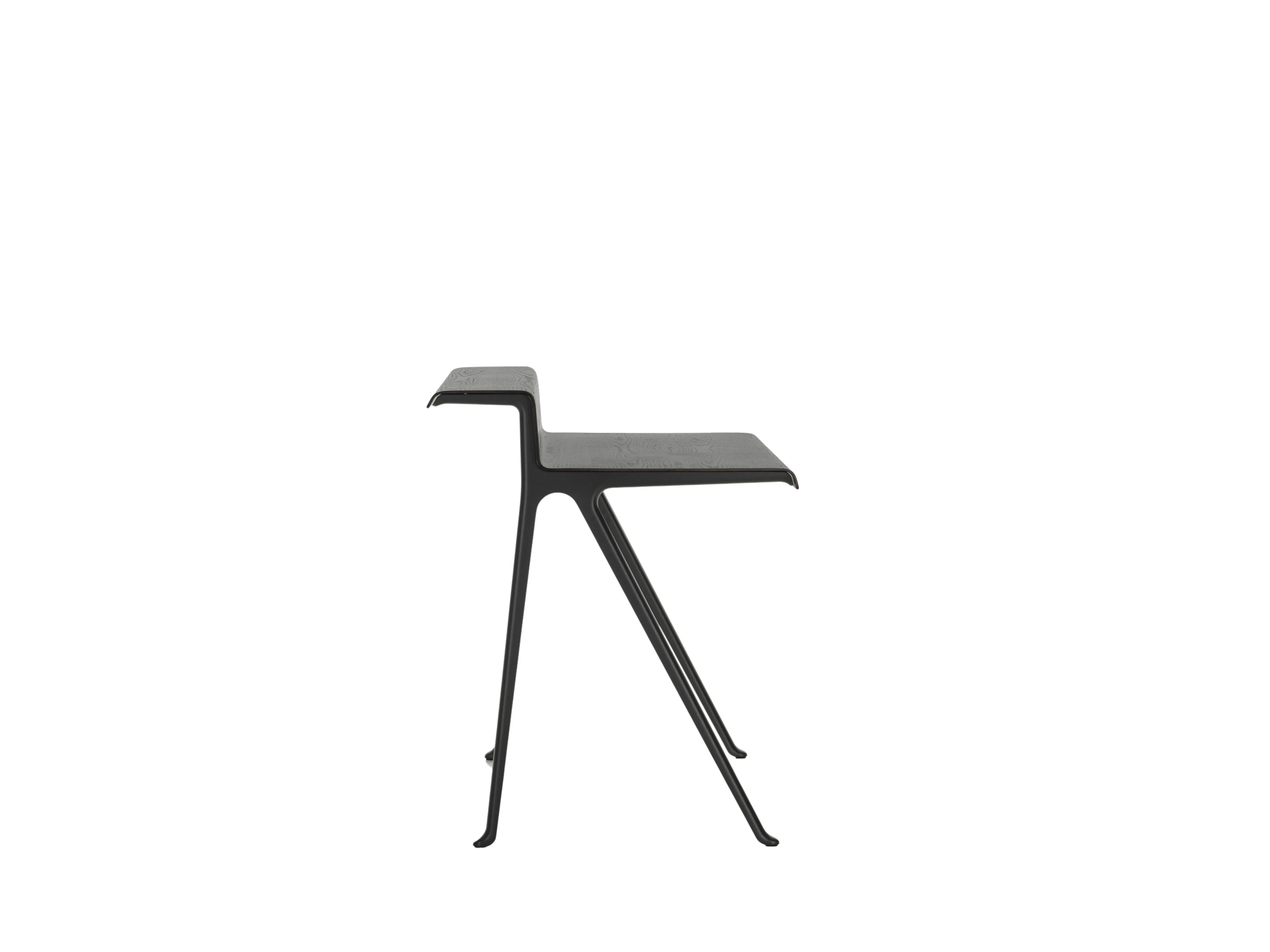 Illustration numéro 2 du produit Vitra Bureau Courier - Chêne massif teinté foncé - noir profond