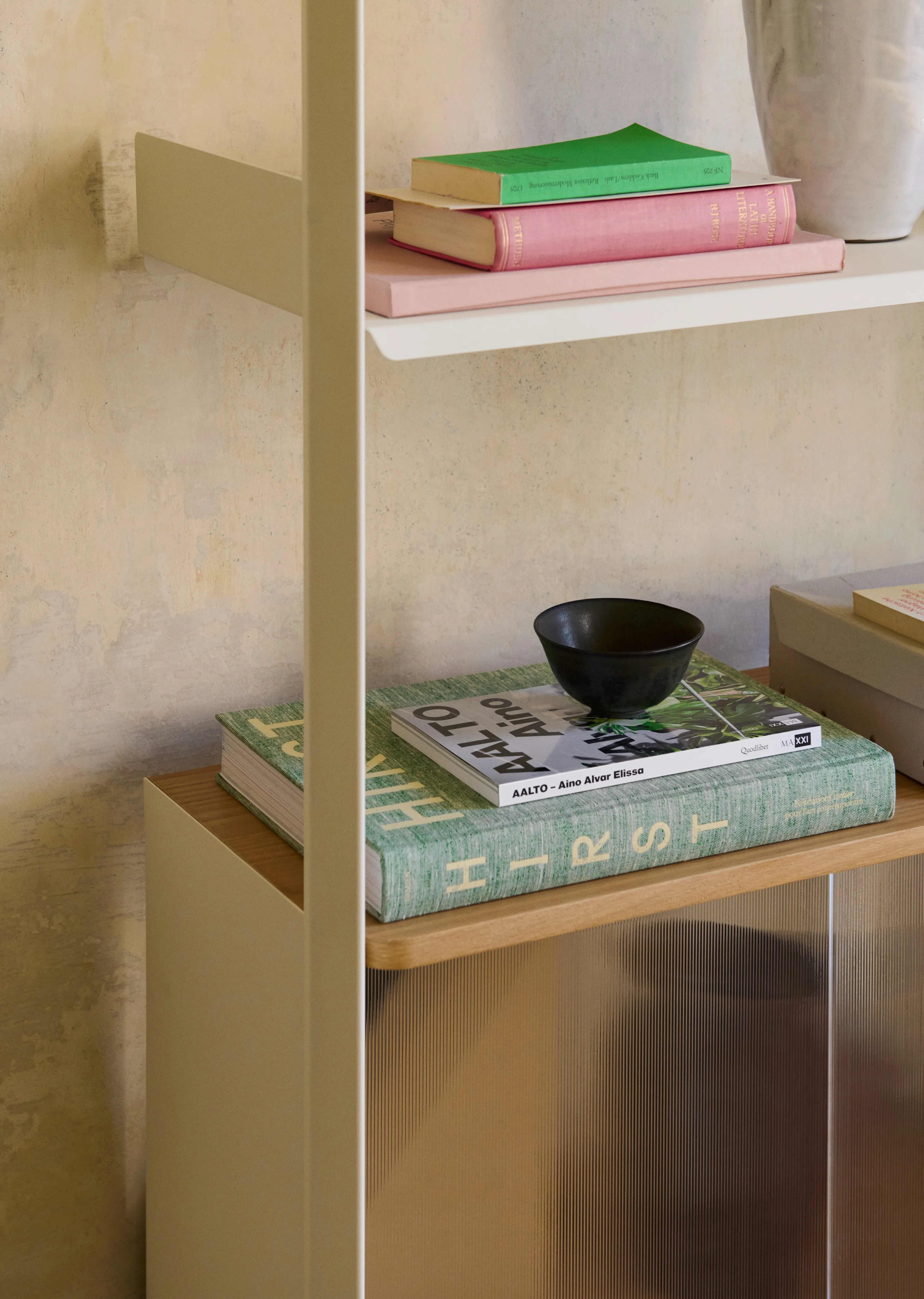 Illustration numéro 2 du produit &Tradition Étagère Rombe avec élément de rangement Configuration E (IF3 & IF6) - Albâtre