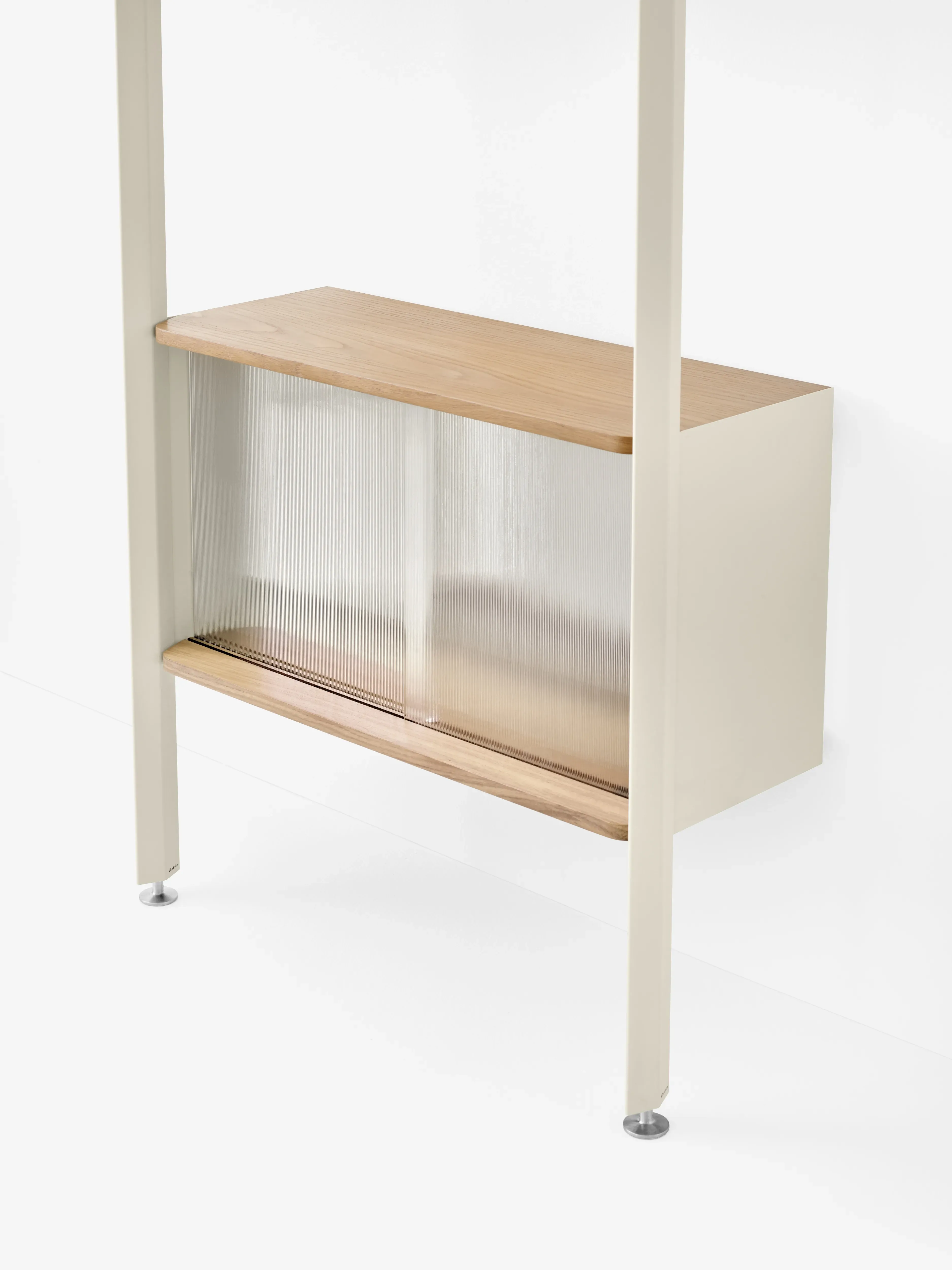 Illustration numéro 2 du produit &Tradition Étagère Rombe avec élément de rangement Configuration E (IF3 & IF6) - Albâtre/Chêne