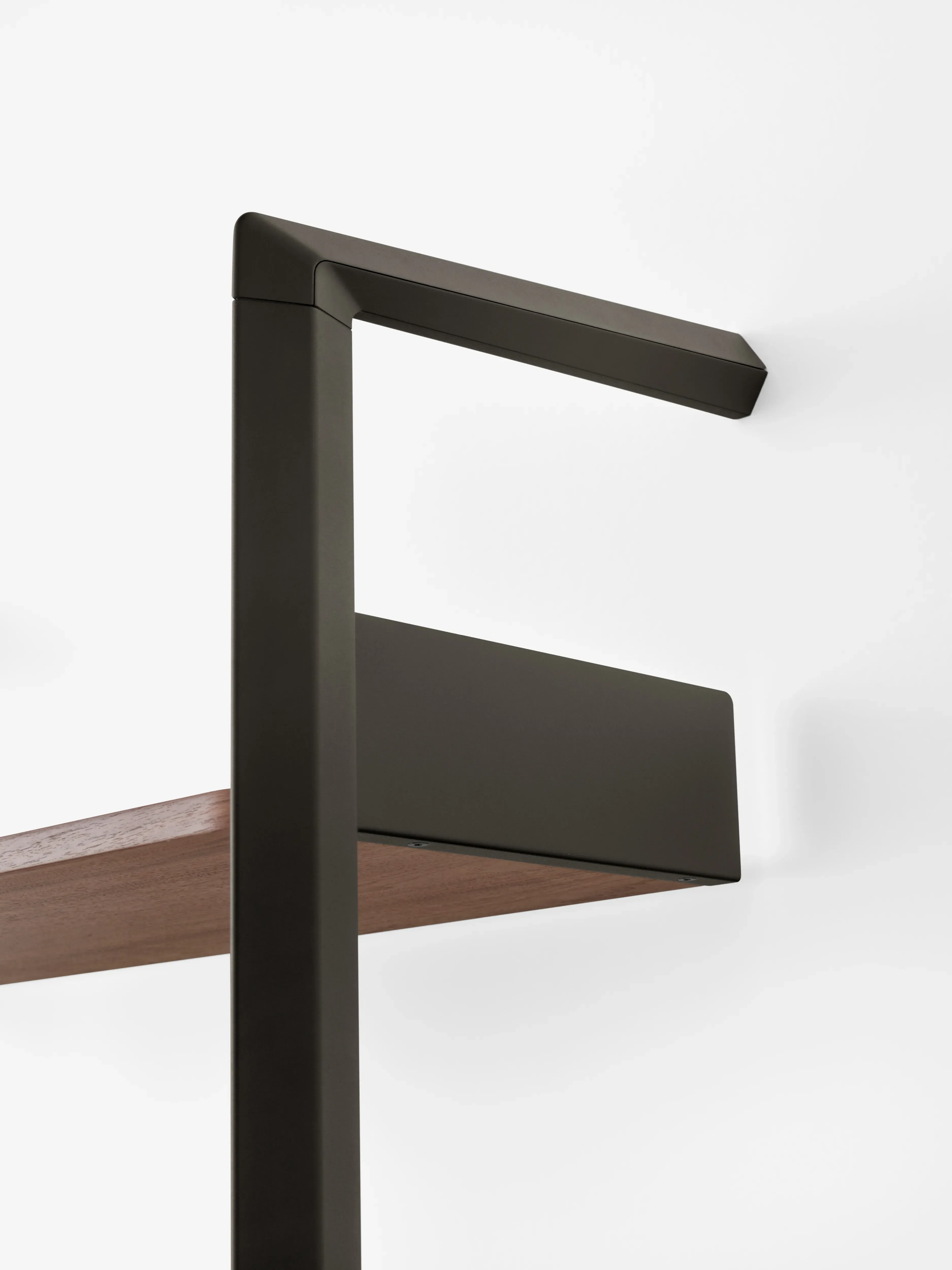 Illustration numéro 2 du produit &Tradition Étagère Rombe avec élément de rangement Configuration E (IF3 & IF6) - Anthracite/Noix