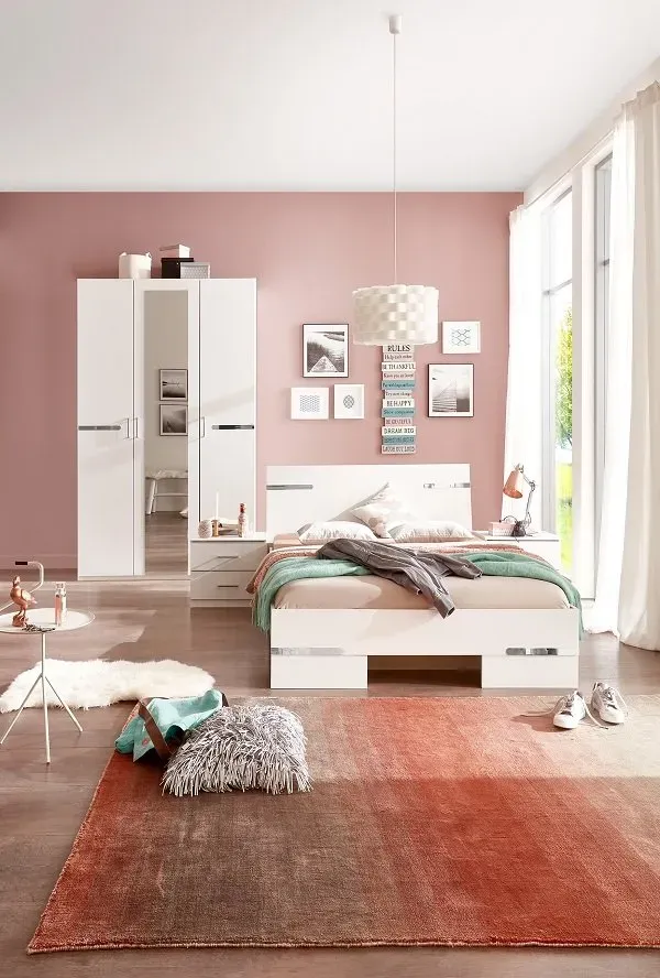 Illustration numéro 2 du produit Armoire 3 portes miroir CARAMELLA largeur 135 cm blanc rechampi chrome brillant.