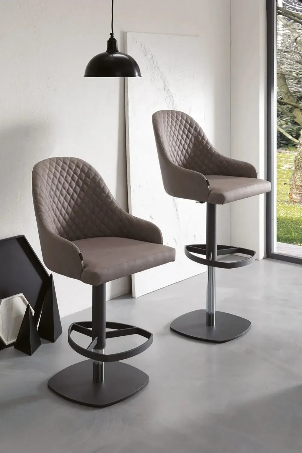 Illustration numéro 2 du produit Ozzio DYLAN  Tabouret de bar en Cuir Polvere et Métal