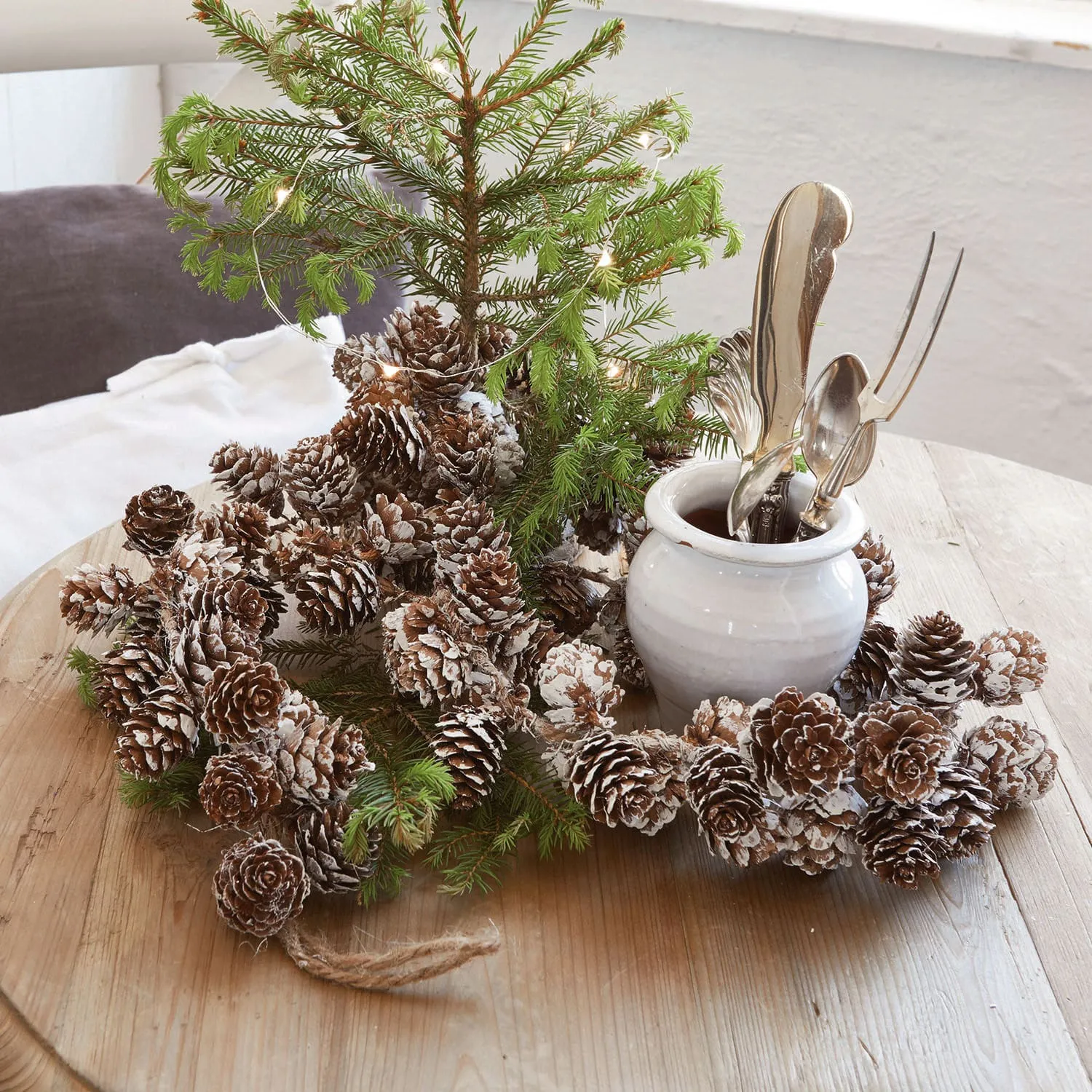 Illustration numéro 2 du produit Guirlande de pommes de pin Jacci