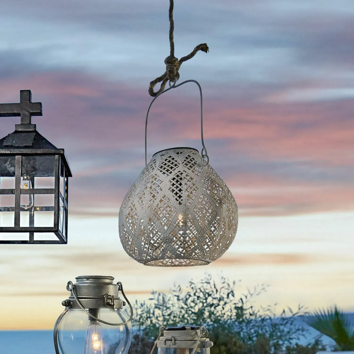 Illustration numéro 2 du produit Lanterne solaire à suspendre Anglisides