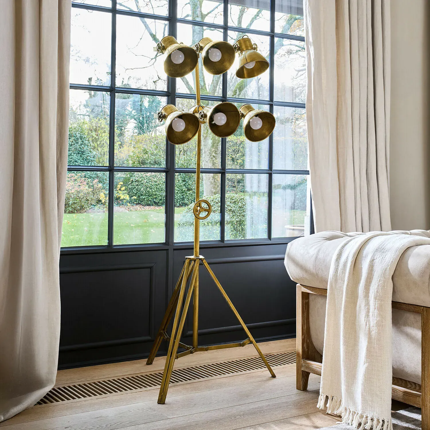 Illustration numéro 2 du produit Lampadaire Venshire