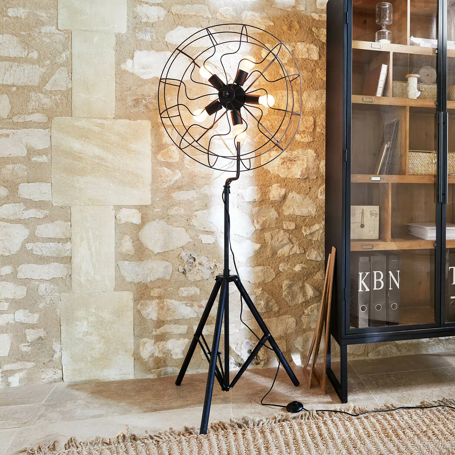 Illustration numéro 2 du produit Lampadaire Thunderfield