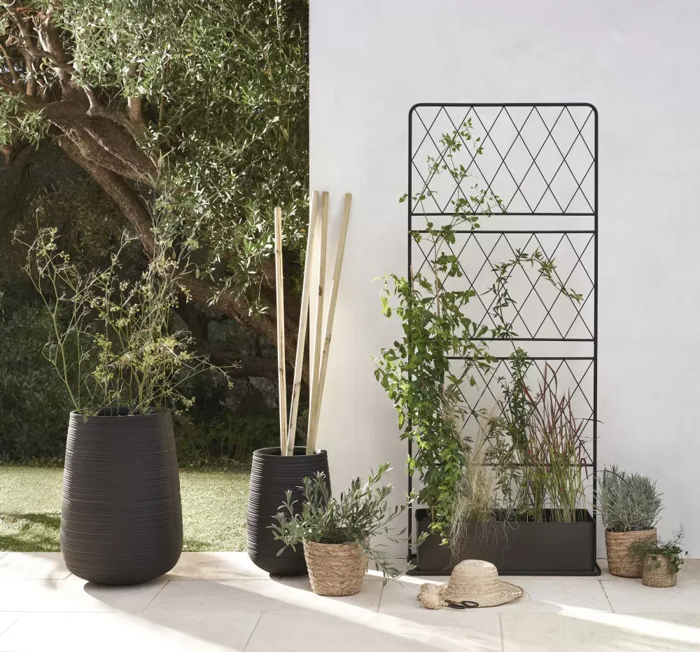 Illustration numéro 2 du produit Jardinière en métal noir H180