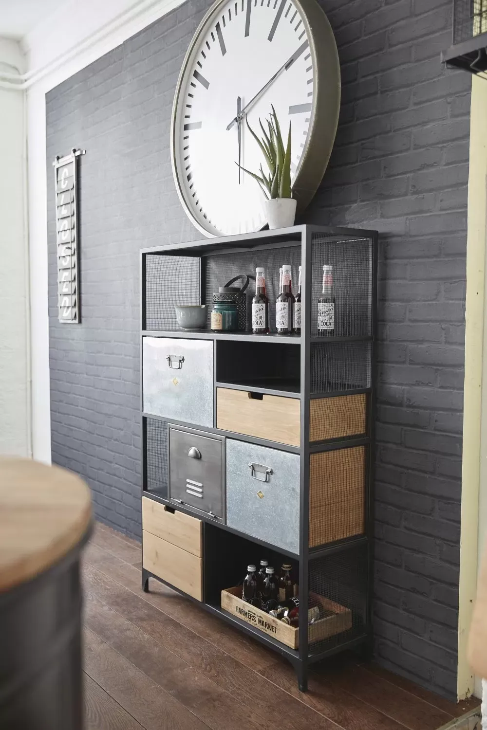 Illustration numéro 2 du produit Bibliothèque industrielle 4 tiroirs 1 porte en bois de sapin et métal