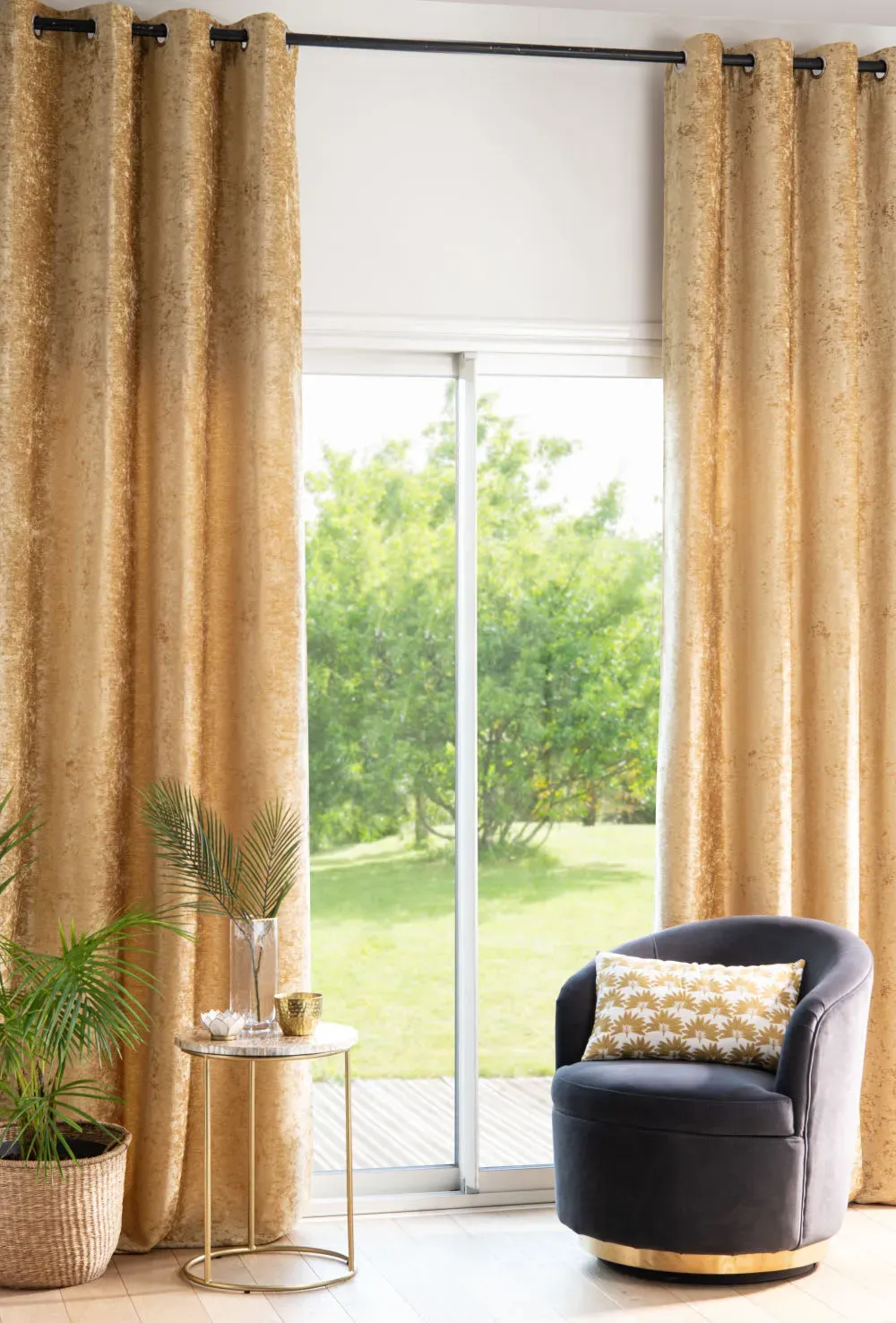 Illustration numéro 2 du produit Bout de canapé en métal doré