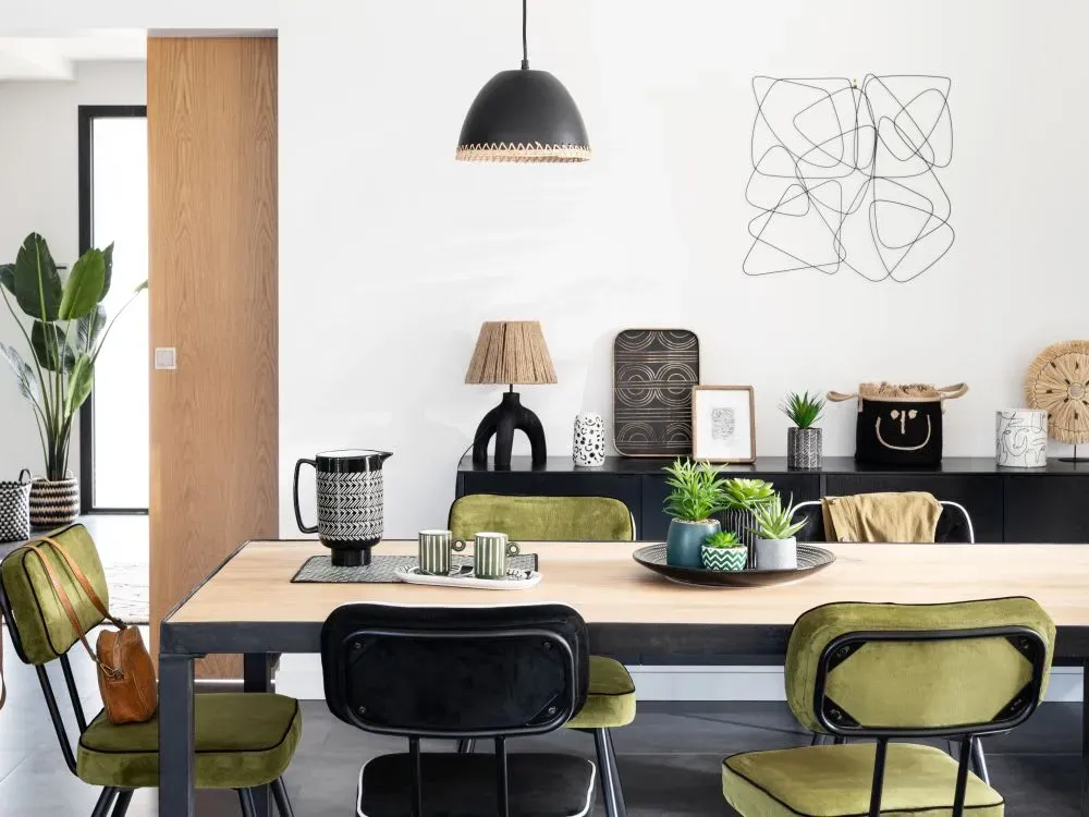 Illustration numéro 2 du produit Cache-pot en dolomite blanche motifs visages H16