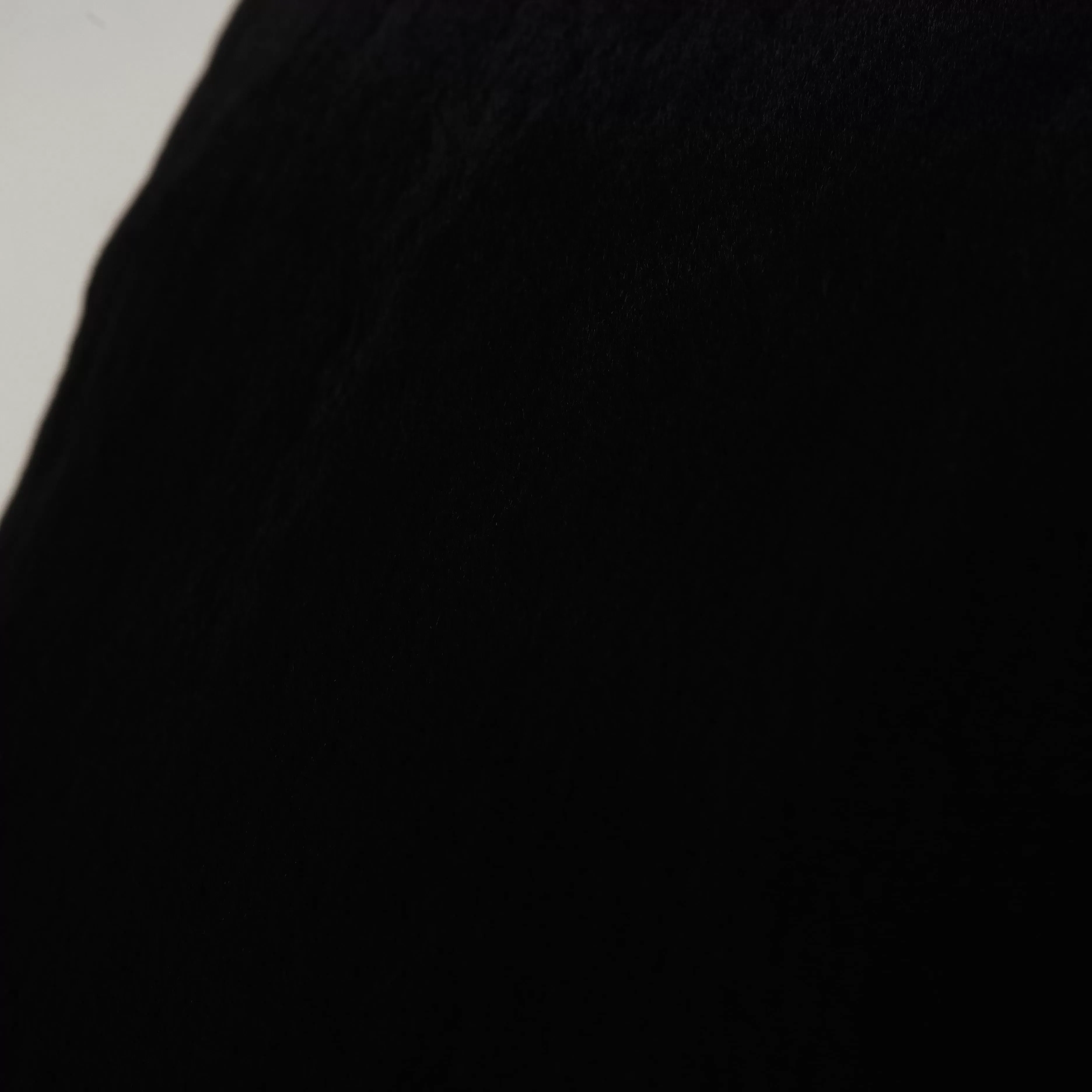 Illustration numéro 2 du produit Coussin  imitation fourrure noire 45x45