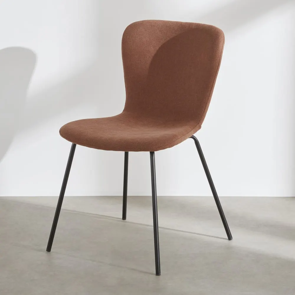 Illustration numéro 2 du produit Chaise en tissu chenille coloris rouille et pieds en acier noir