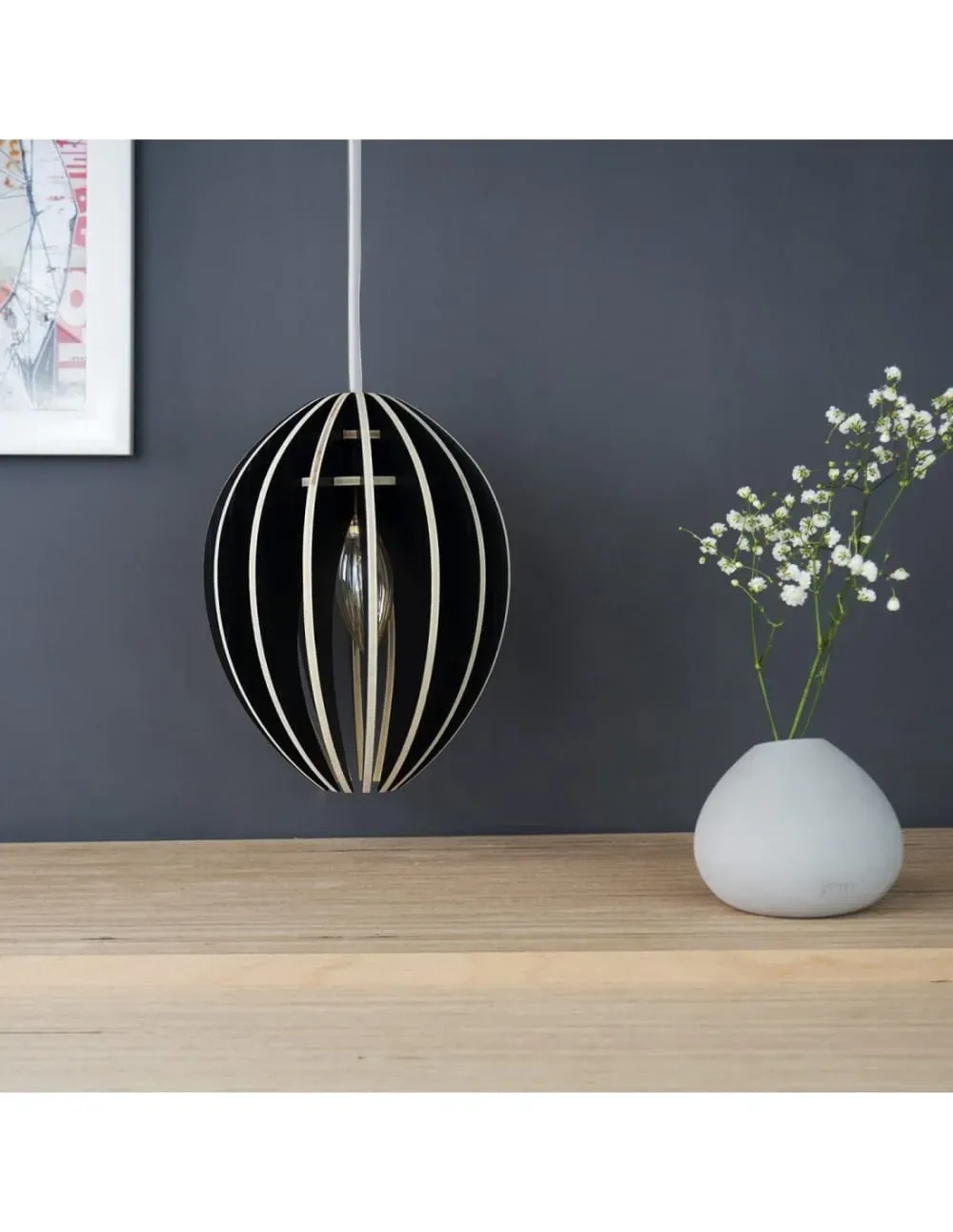 Illustration numéro 2 du produit Lampe suspension bois et béton frêne teinté noir cordon blanc