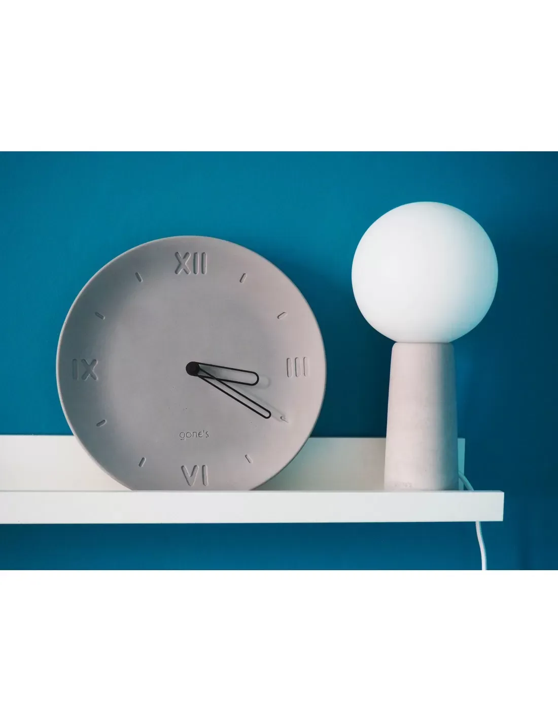 Illustration numéro 2 du produit Horloge en béton aiguilles noires