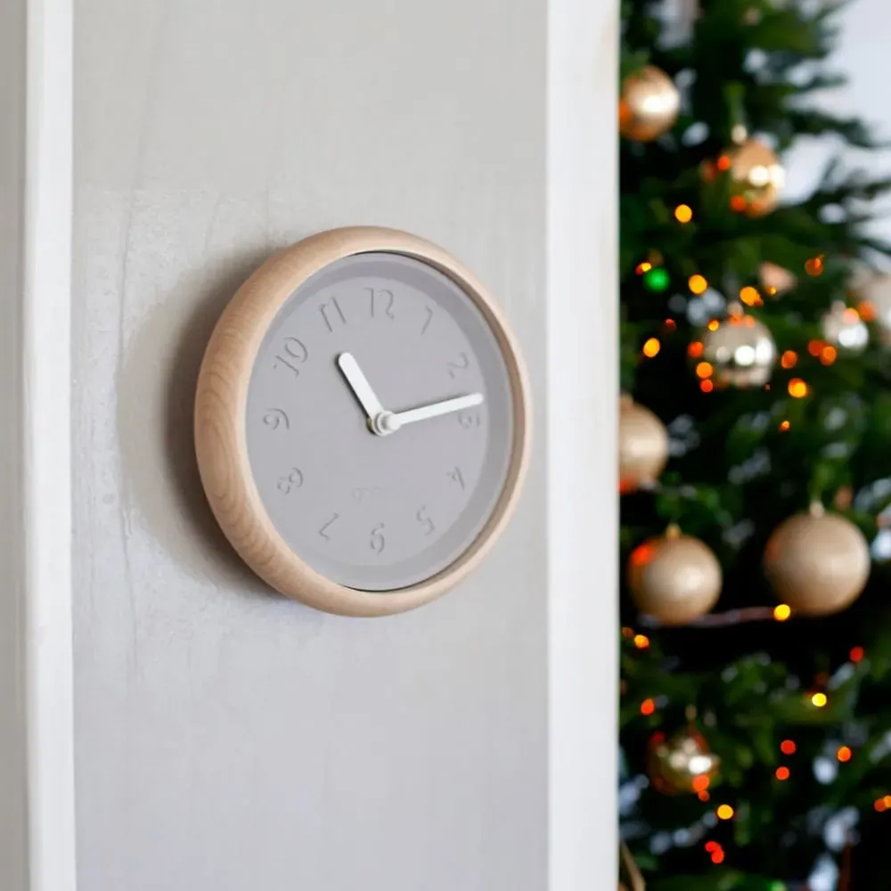 Illustration numéro 2 du produit Horloge murale en bois et béton aiguilles blanches