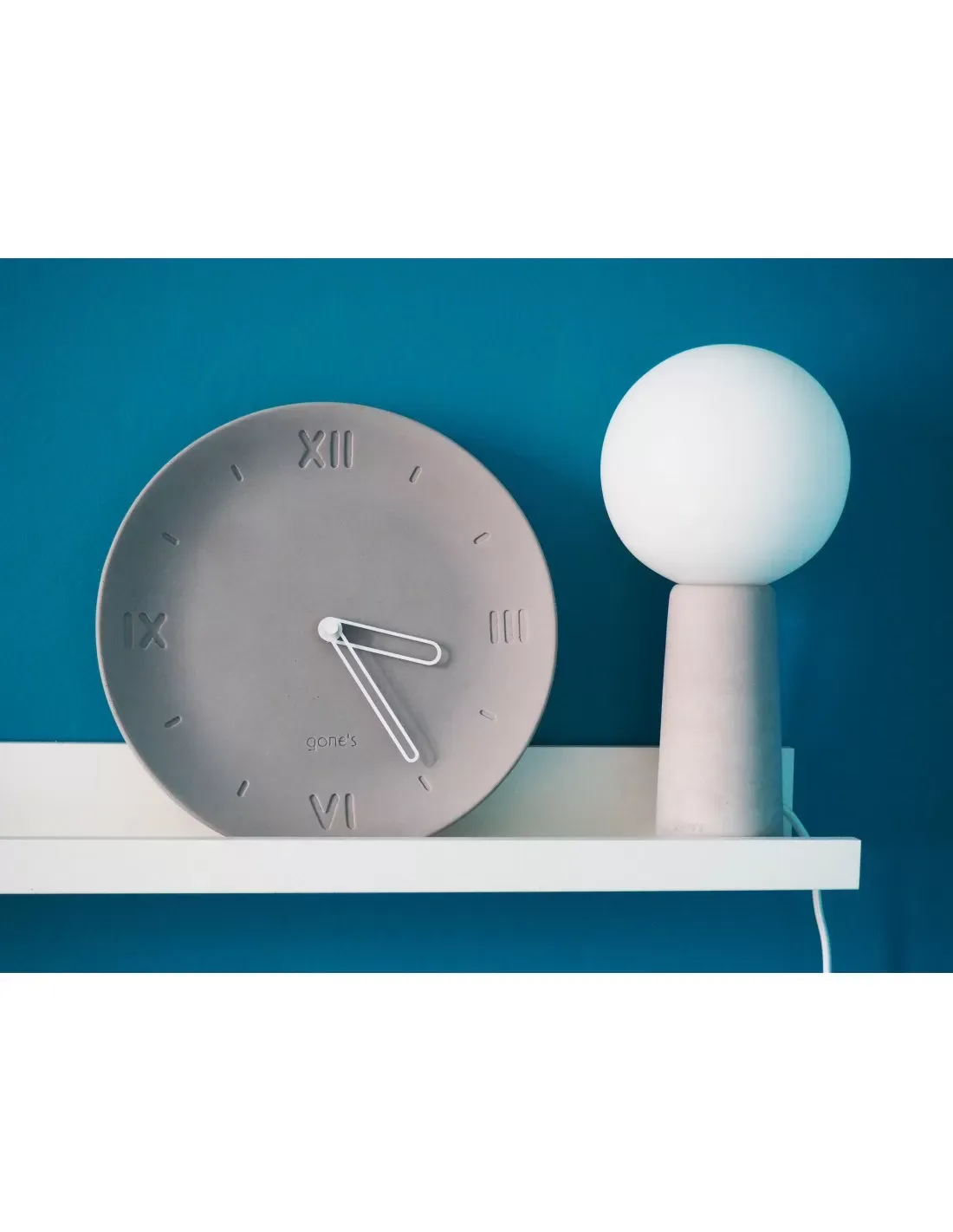 Illustration numéro 2 du produit Horloge en béton aiguilles blanches