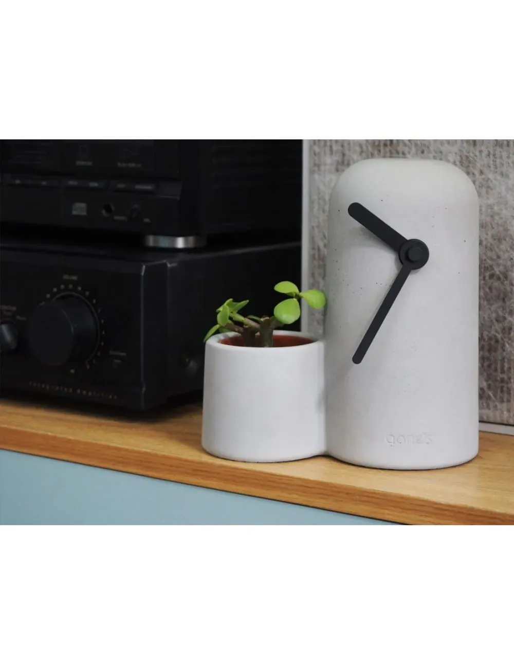 Illustration numéro 2 du produit Horloge en béton aiguilles noires