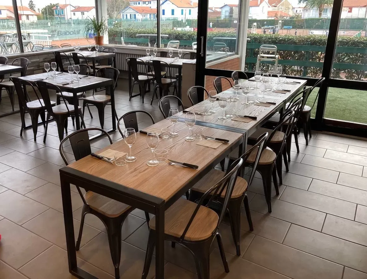 Illustration numéro 2 du produit Table repas 180 cm en bois massif clair