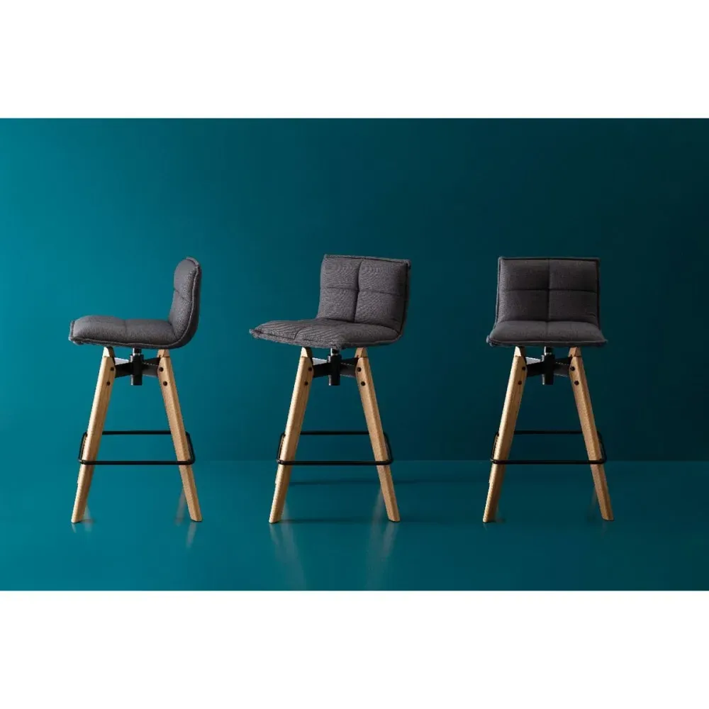 Illustration numéro 2 du produit Chaise de bar design grise en tissu piétement chêne MAE