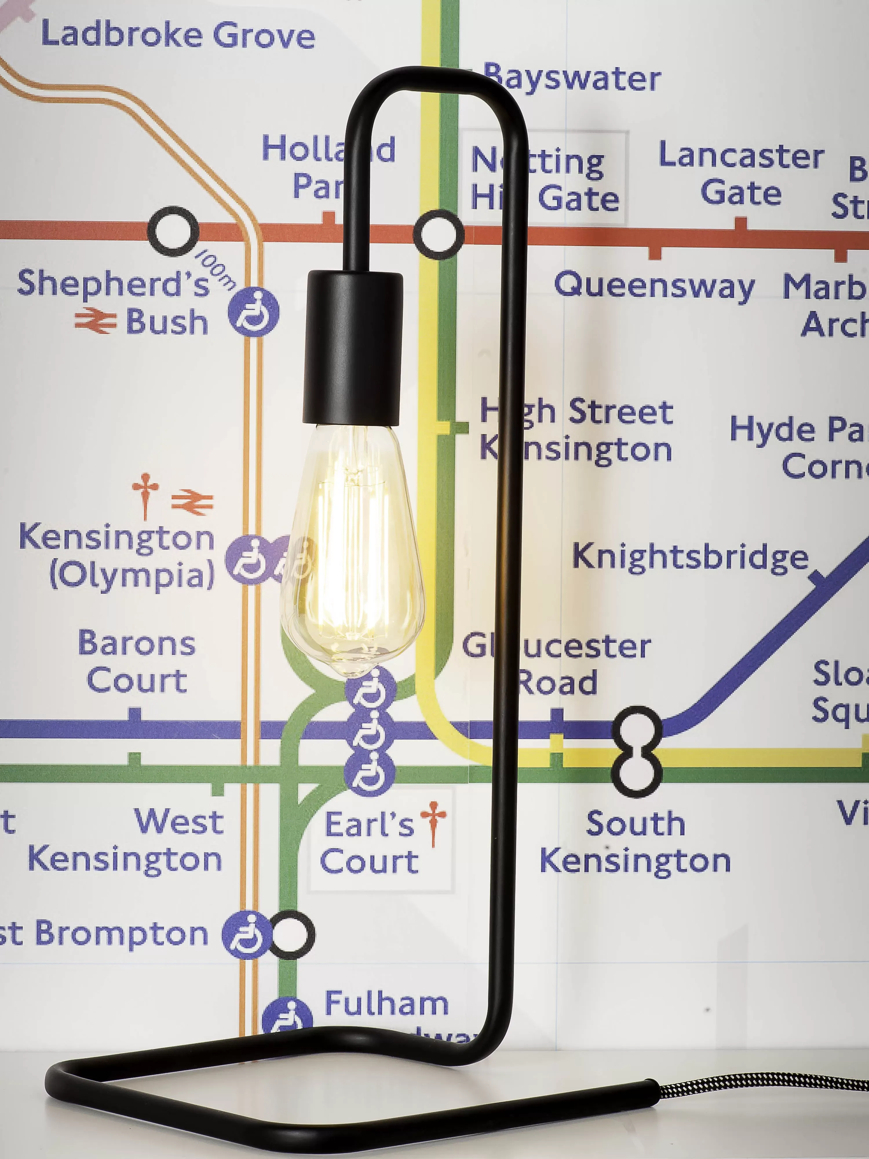 Illustration numéro 2 du produit Lampe de table en fer noir H45cm