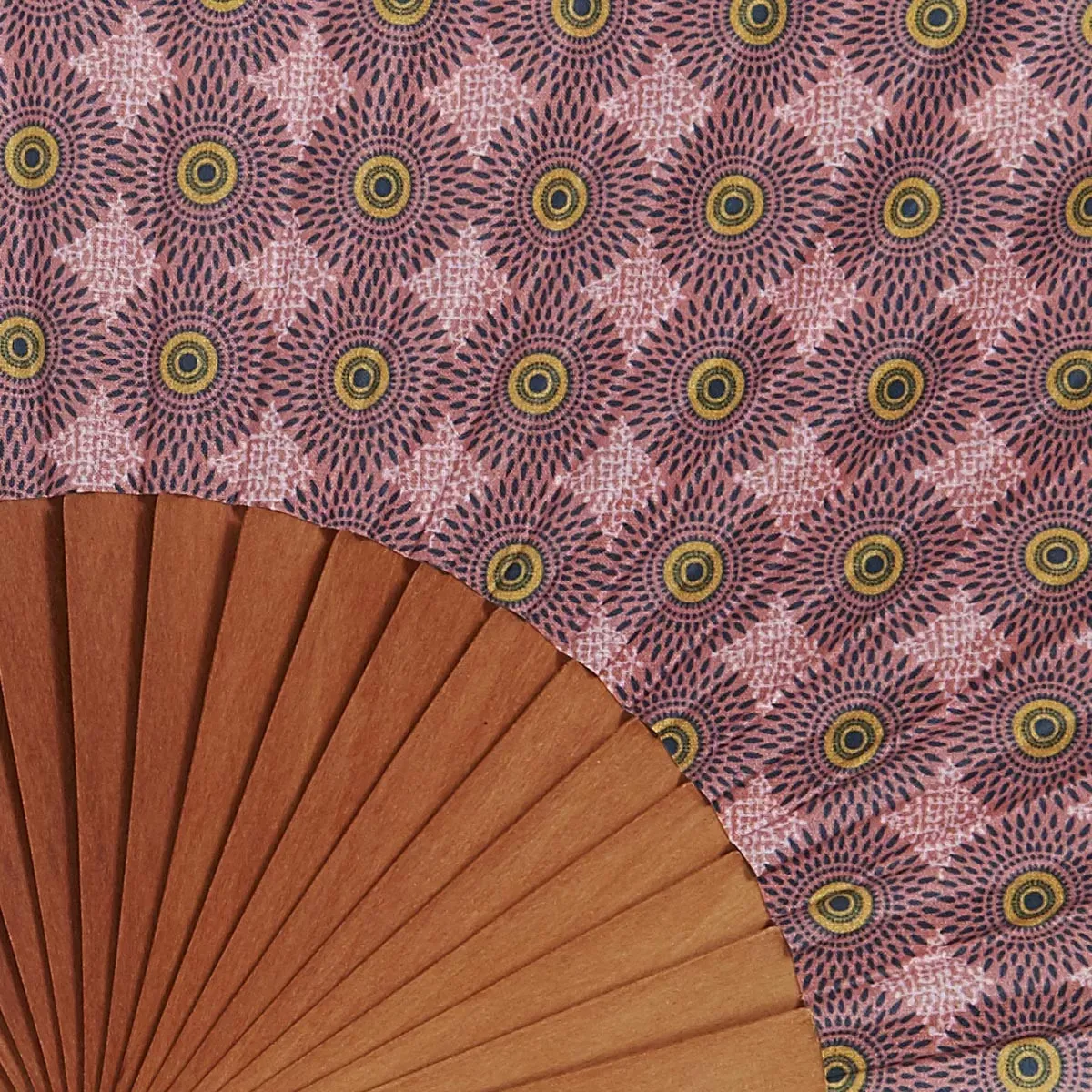 Illustration numéro 2 du produit Eventail bois de merisier motif graphique rose