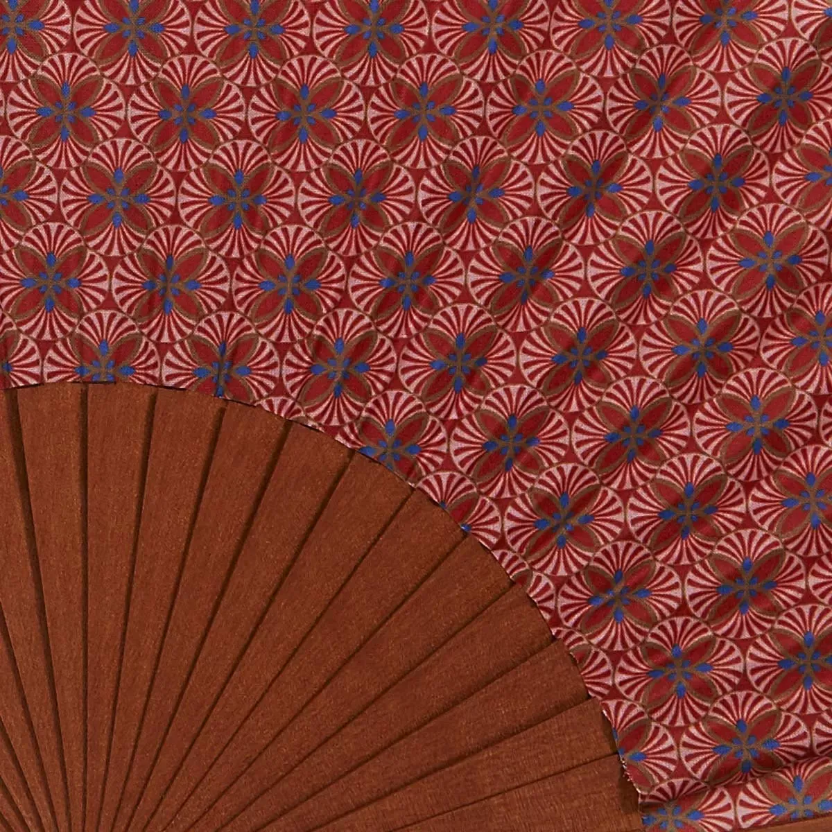 Illustration numéro 2 du produit Eventail bois de merisier motif graphique orange