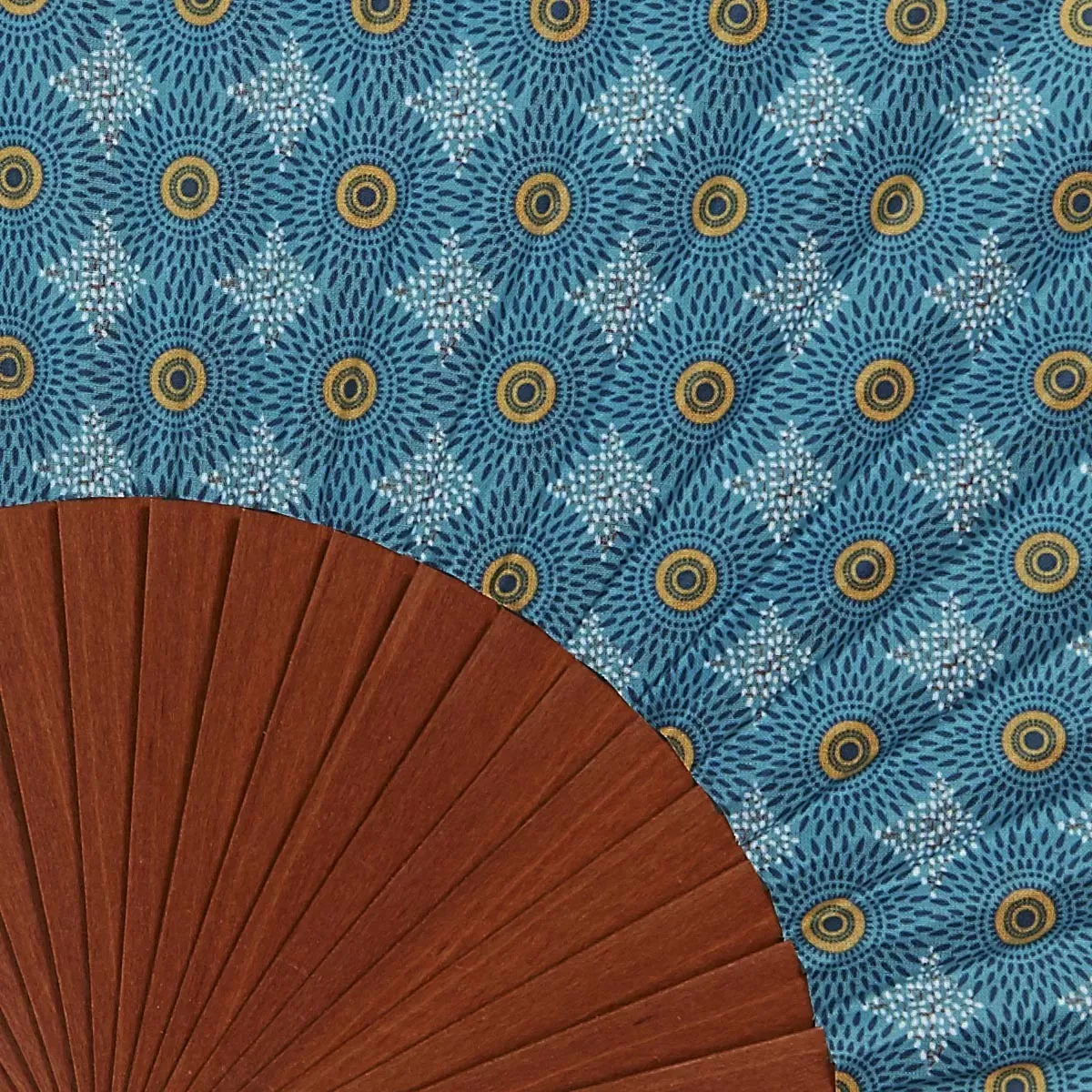 Illustration numéro 2 du produit Eventail bois de merisier motif graphique turquoise