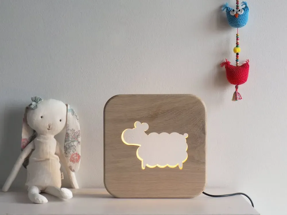 Illustration numéro 2 du produit Lampe à poser veilleuse en bois mouton