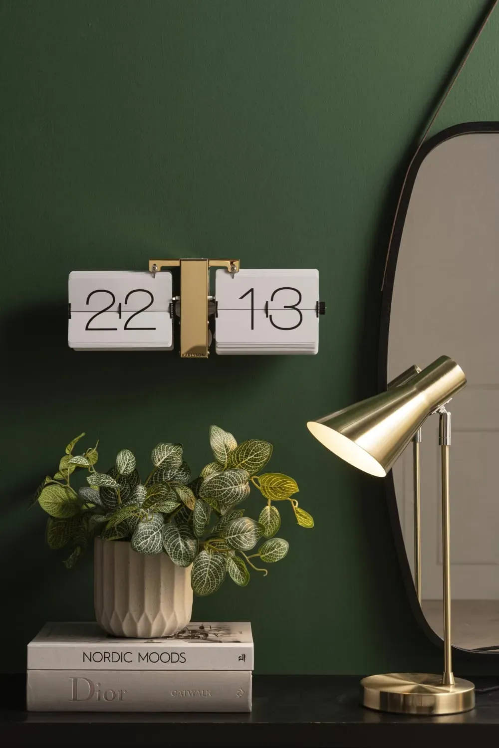 Illustration numéro 2 du produit Horloge blanche casier laiton 36x14cm