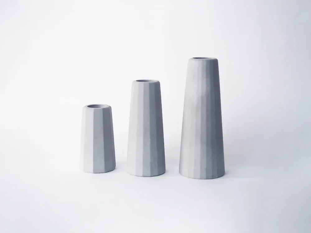 Illustration numéro 2 du produit Trio de vases soliflores en béton