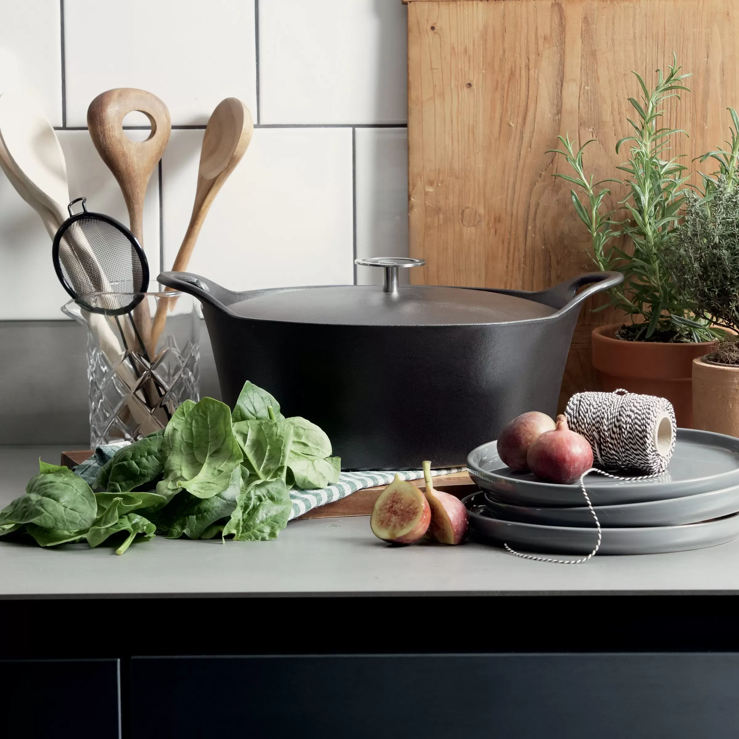 Illustration numéro 2 du produit Cocotte ovale noire 29cm