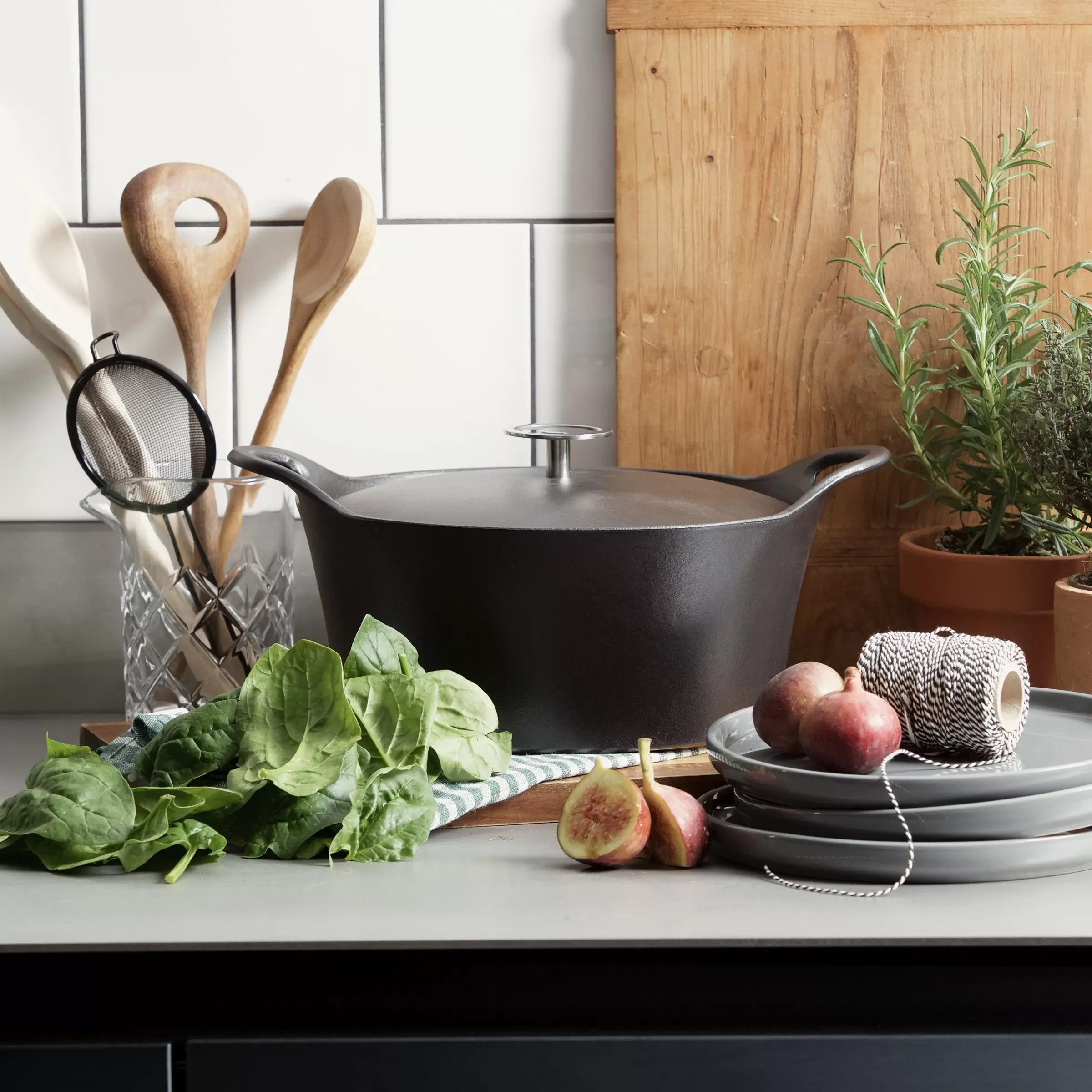 Illustration numéro 2 du produit Cocotte ronde noire 20cm