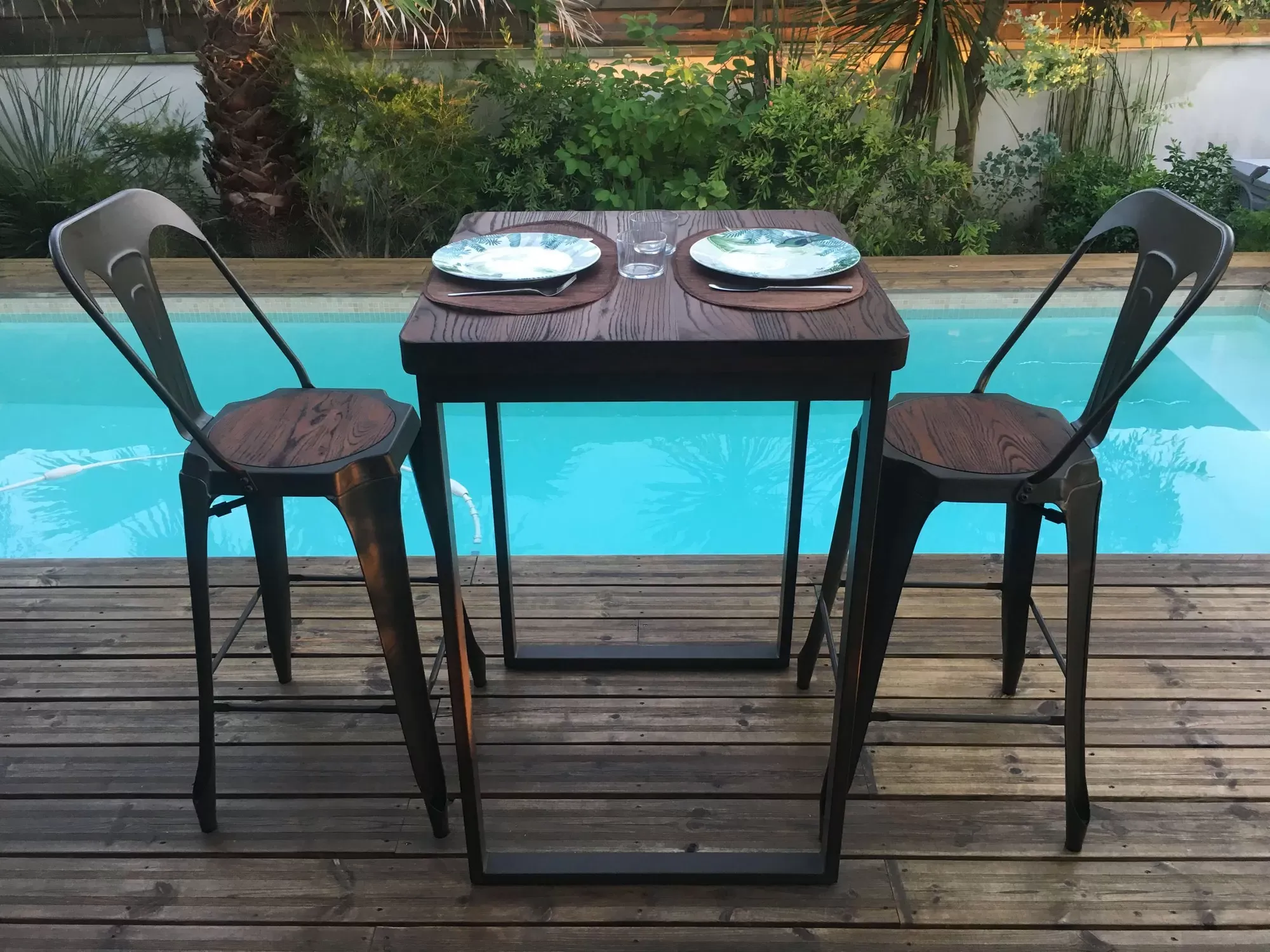 Illustration numéro 2 du produit Mange debout 70 cm en acier et bois massif foncé