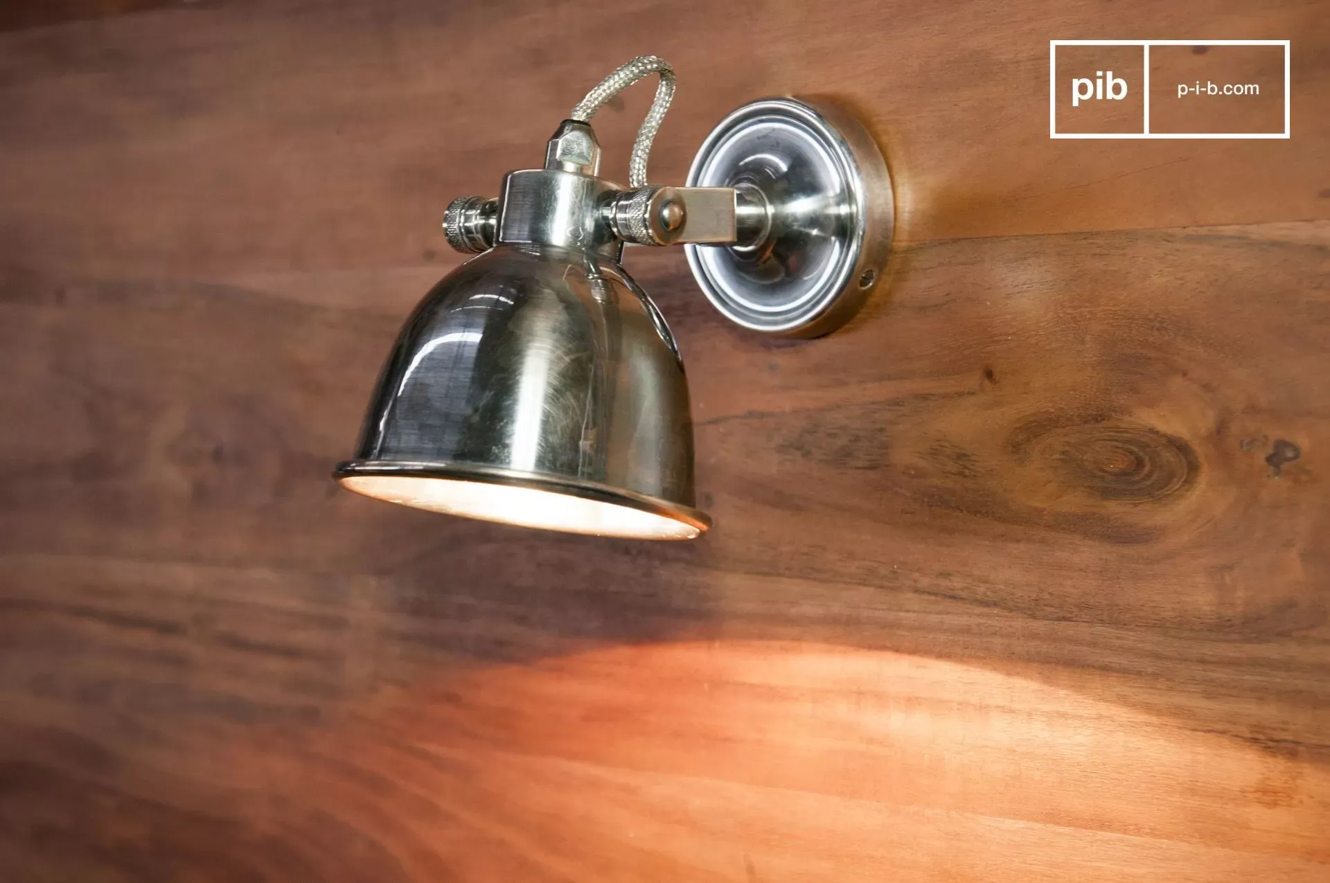 Illustration numéro 2 du produit Grande applique en métal argenté