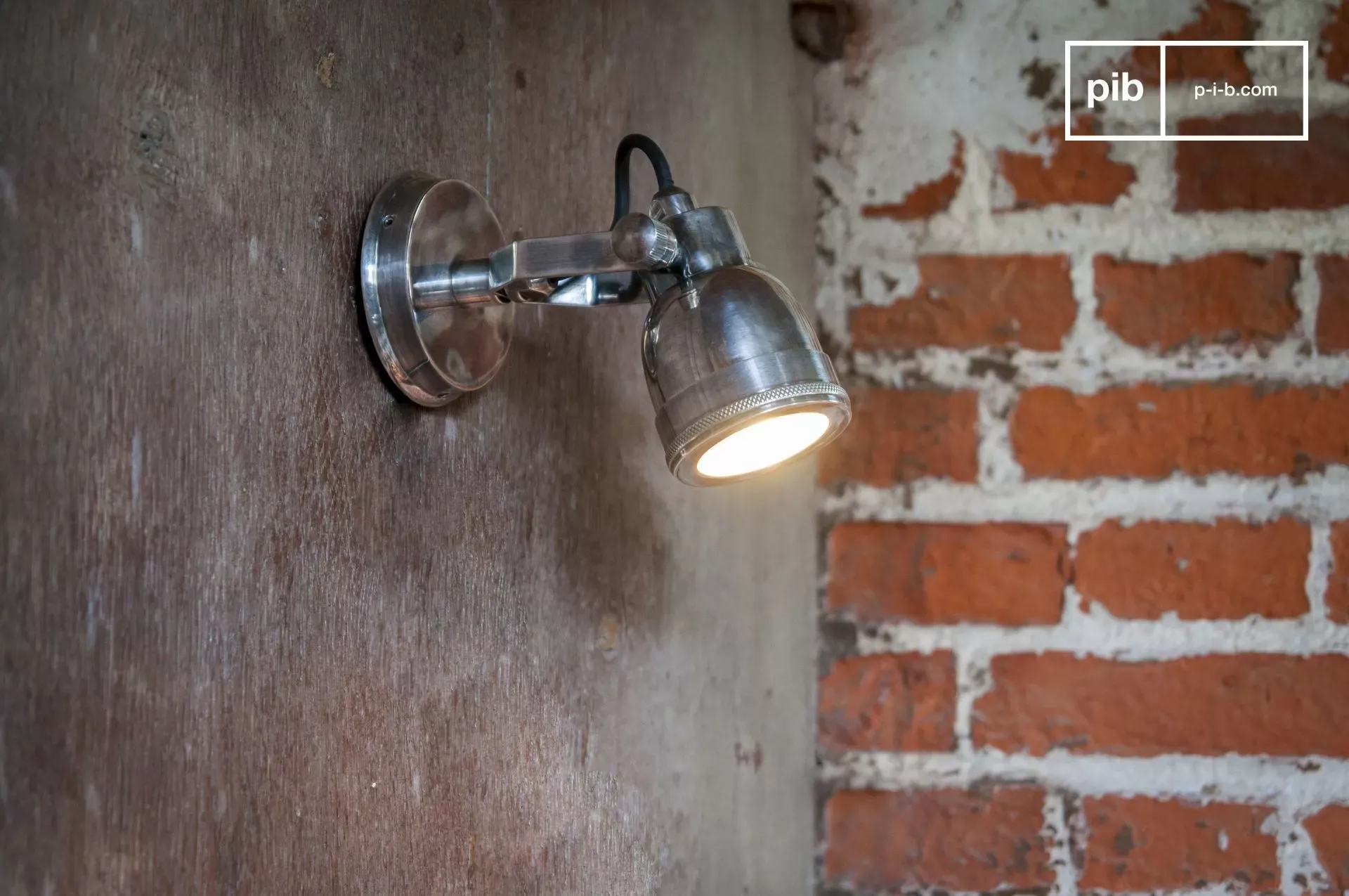 Illustration numéro 2 du produit Applique orientable en métal argenté