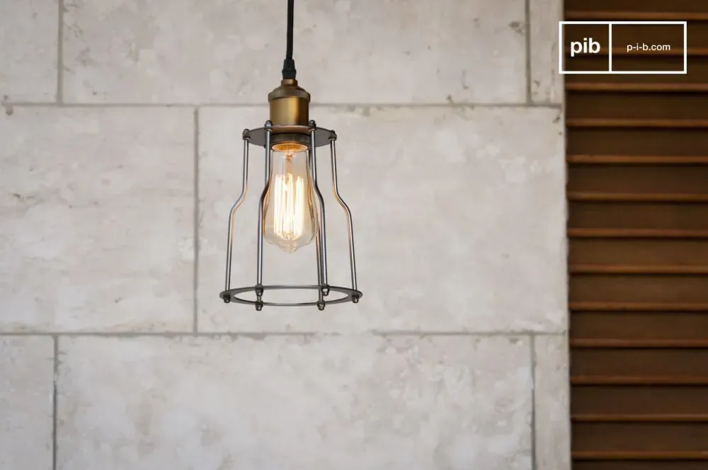 Illustration numéro 2 du produit Lampe suspendue en métal doré
