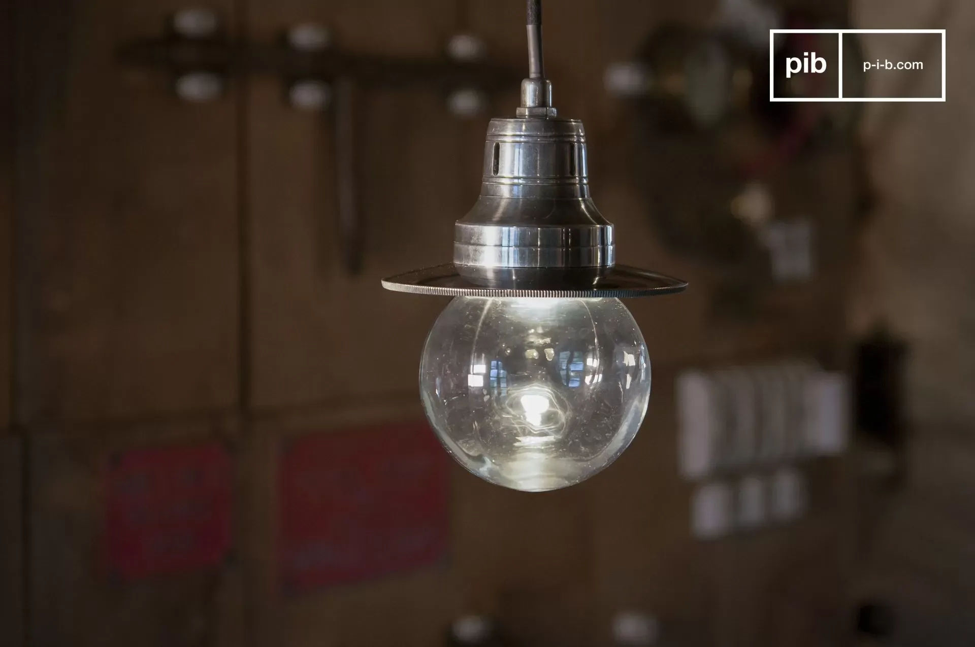 Illustration numéro 2 du produit Lampe suspendue en métal argenté