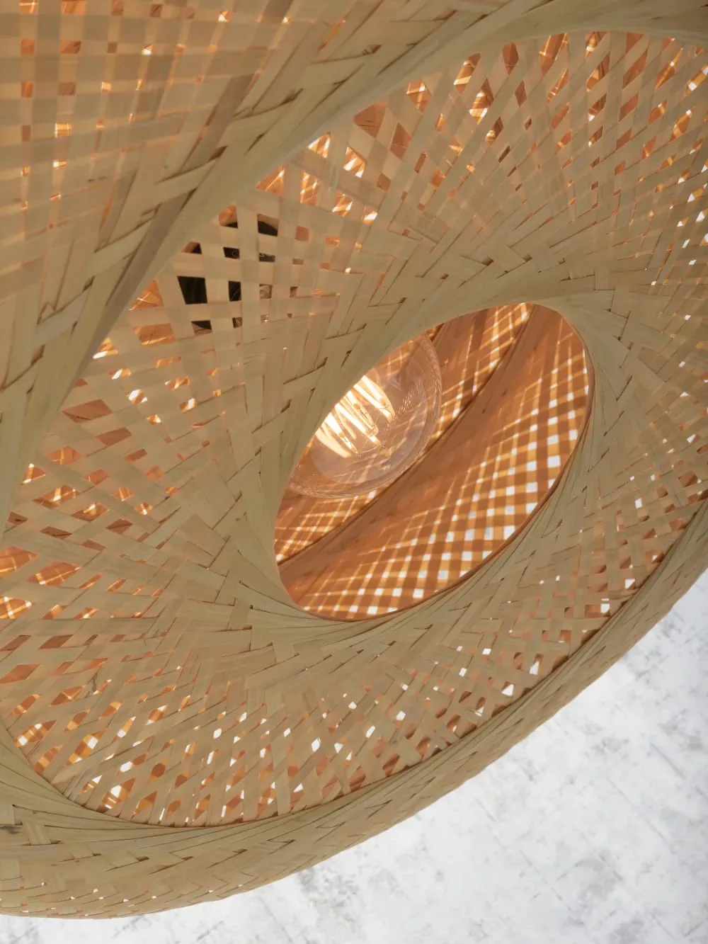 Illustration numéro 2 du produit Lampadaire en bambou naturel H207cm