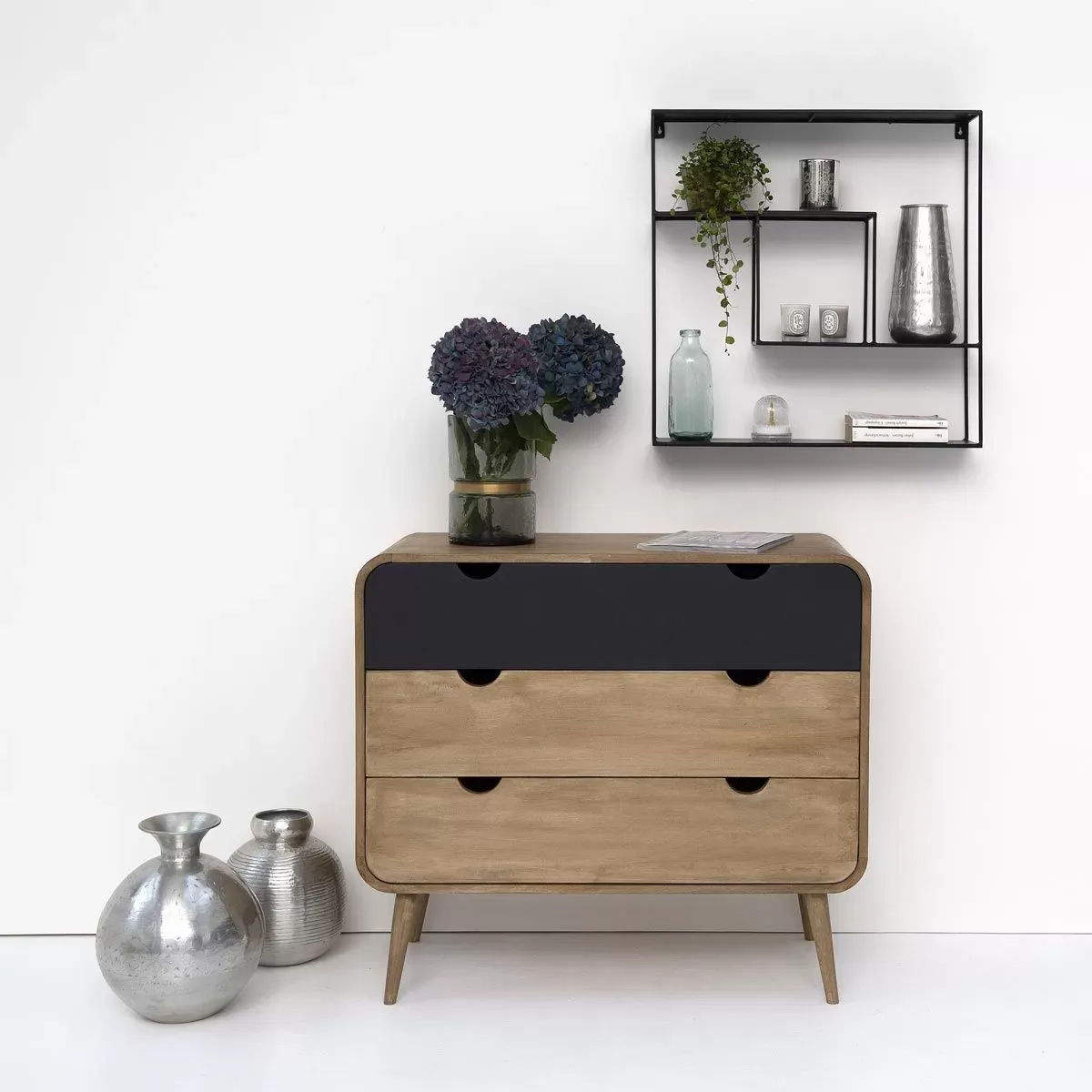 Illustration numéro 2 du produit Etagère murale en métal