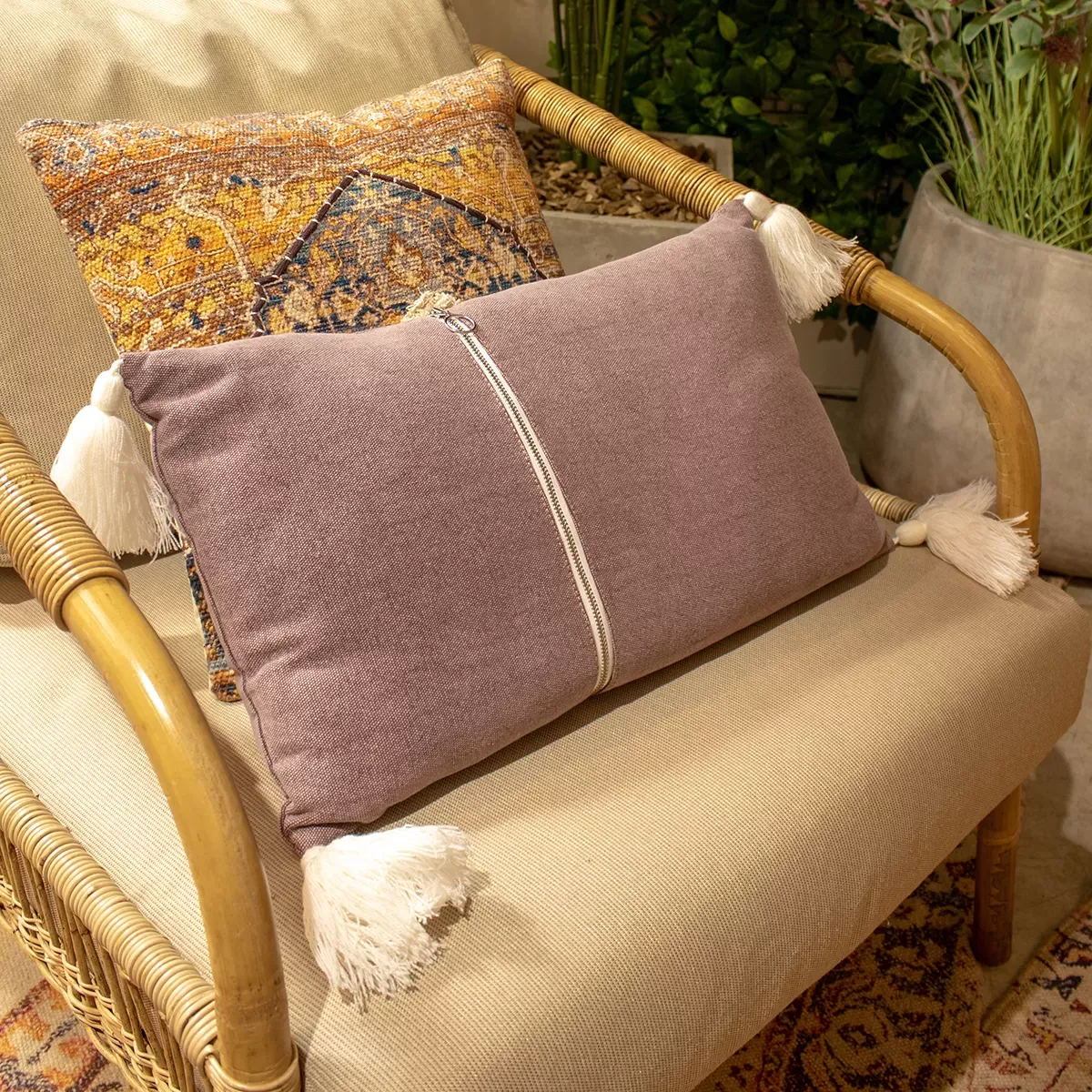 Illustration numéro 2 du produit Coussin en coton rose avec pompons blancs 30x50cm