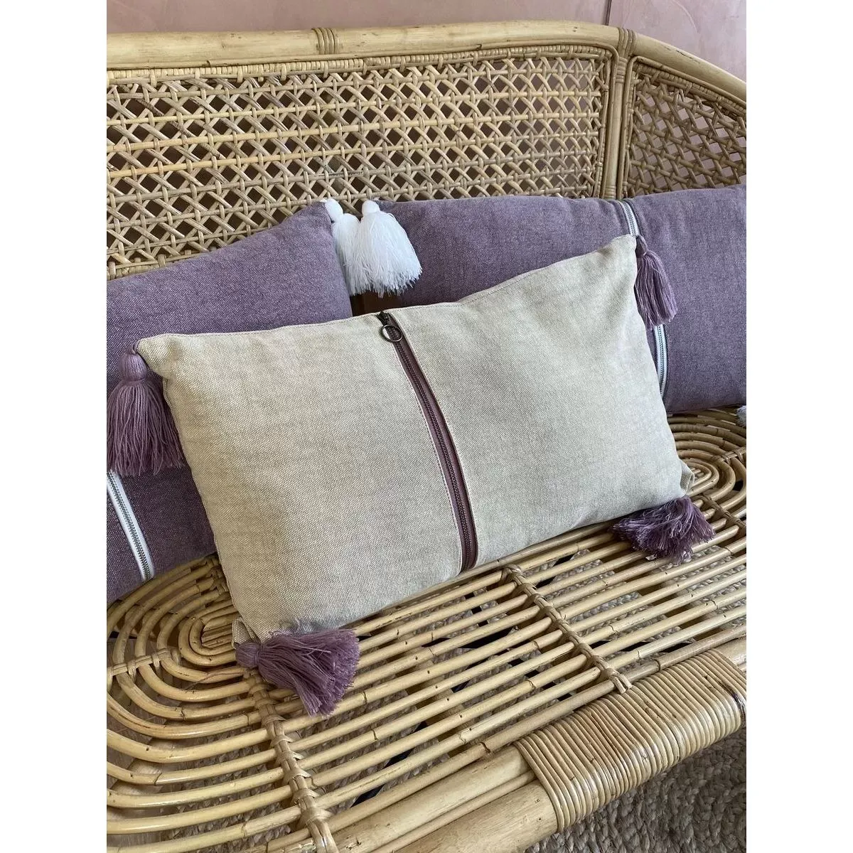 Illustration numéro 2 du produit Coussin en coton beige avec pompons rose 30x50cm